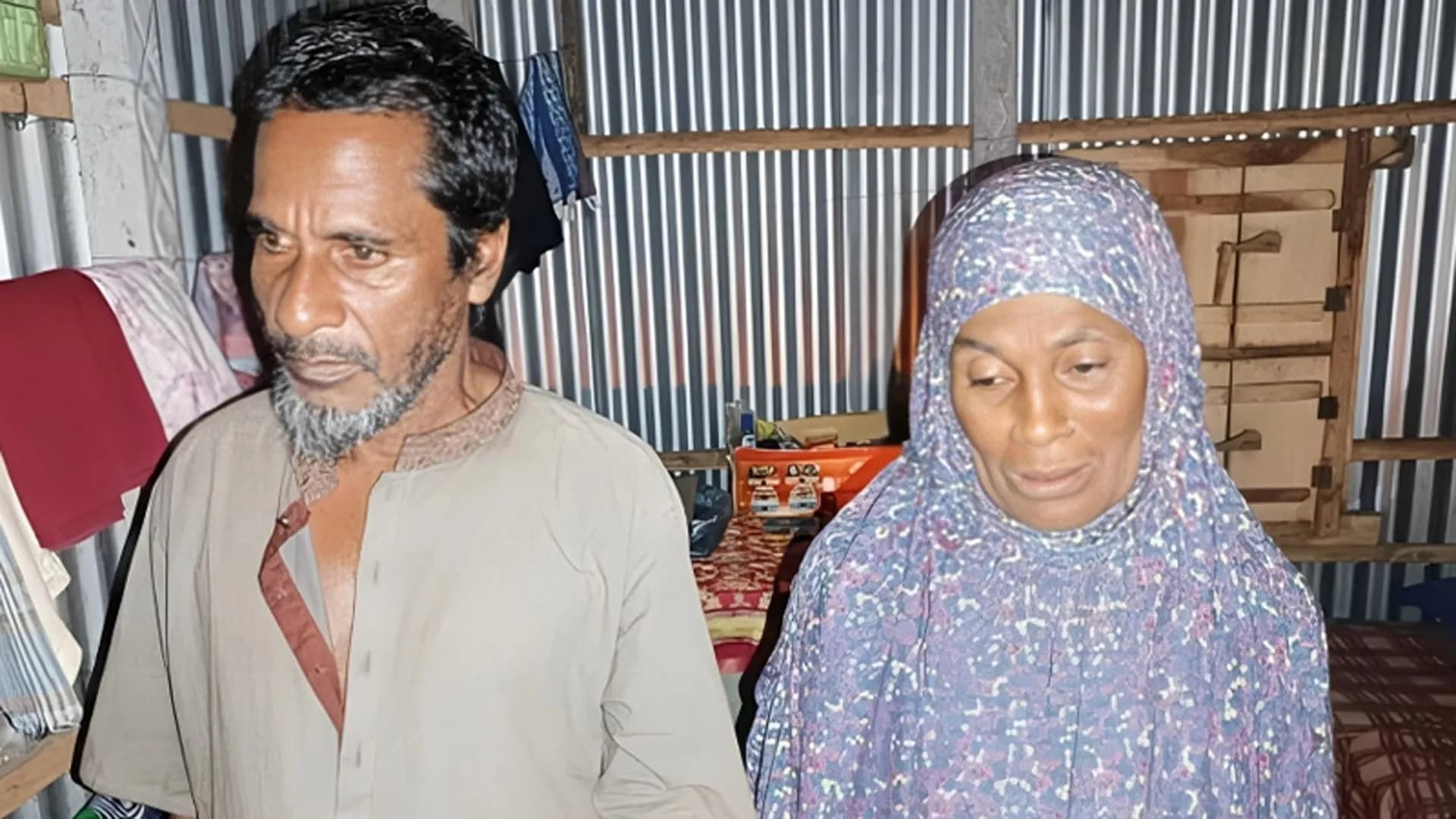 ‘সম্পত্তি লিখে নিয়ে’ বাবা-মাকে বাড়ি থেকে বের করে দিল ছেলেরা