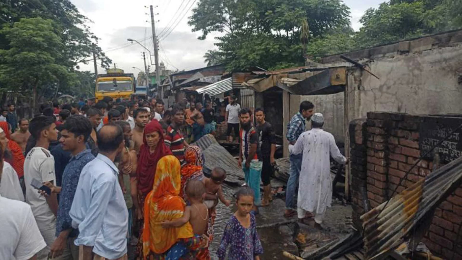 বরিশালে আগুনে পুড়ে ছাই ২ দোকান ও বসতবাড়ি 
