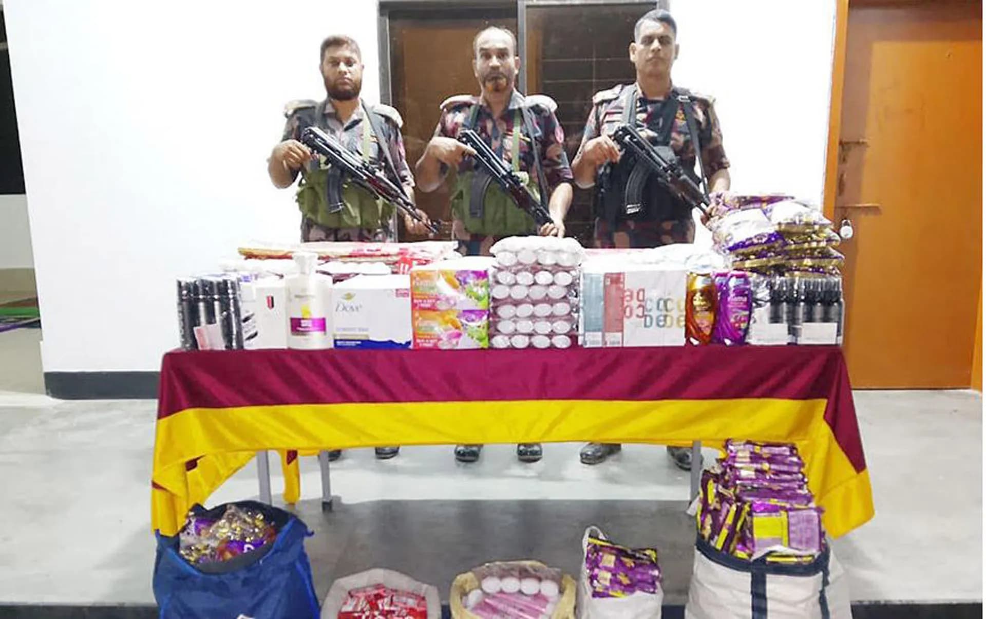 যশোর-বেনাপোল সীমান্তে এক মাসে ৭ কোটি ২৫ লাখ ৬৬ হাজার টাকার চোরাচালানী পণ্য জব্দ 
