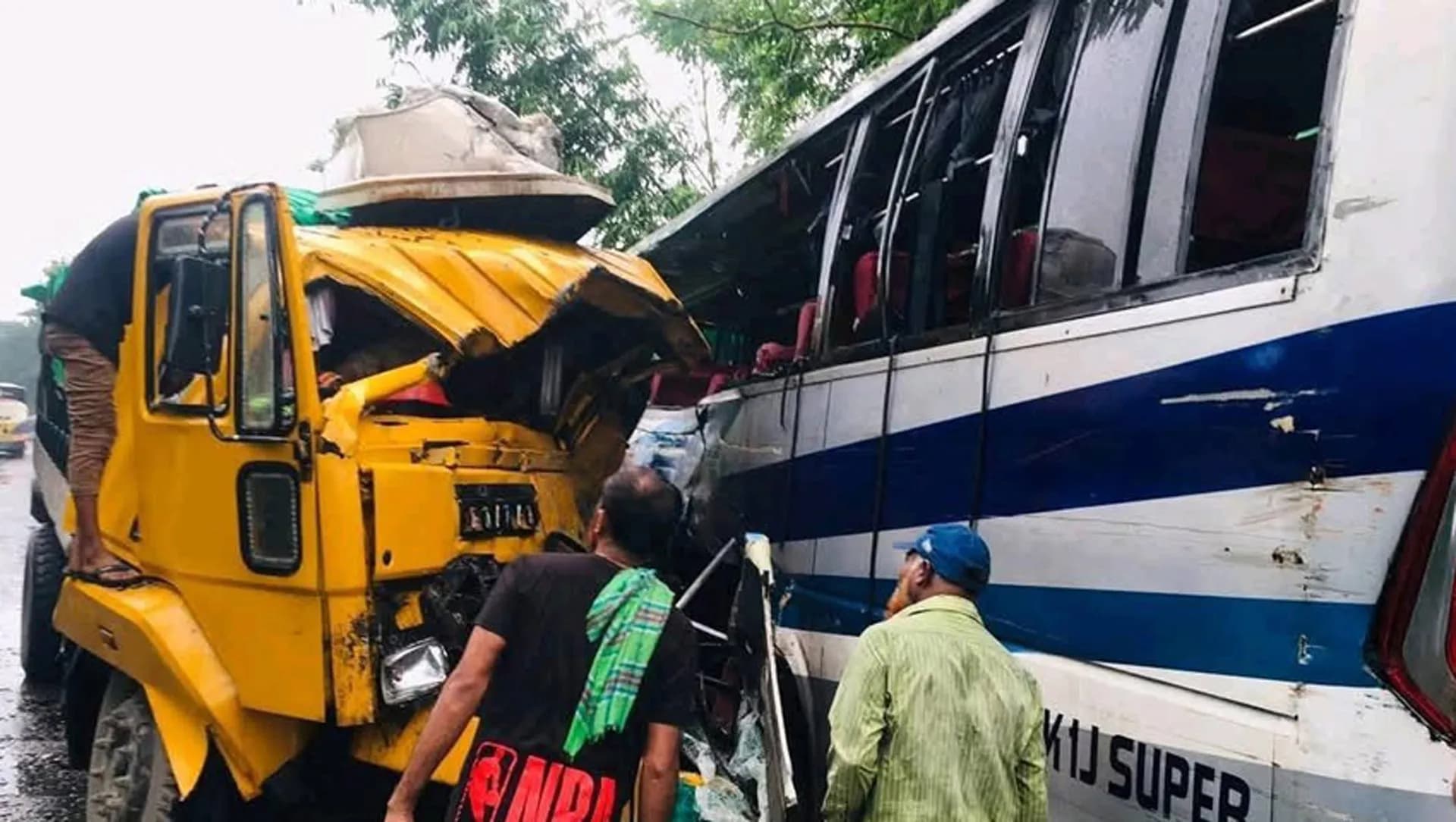 পাবনায় বাস-ট্রাকের মুখোমুখি সংঘর্ষে নিহত ৩