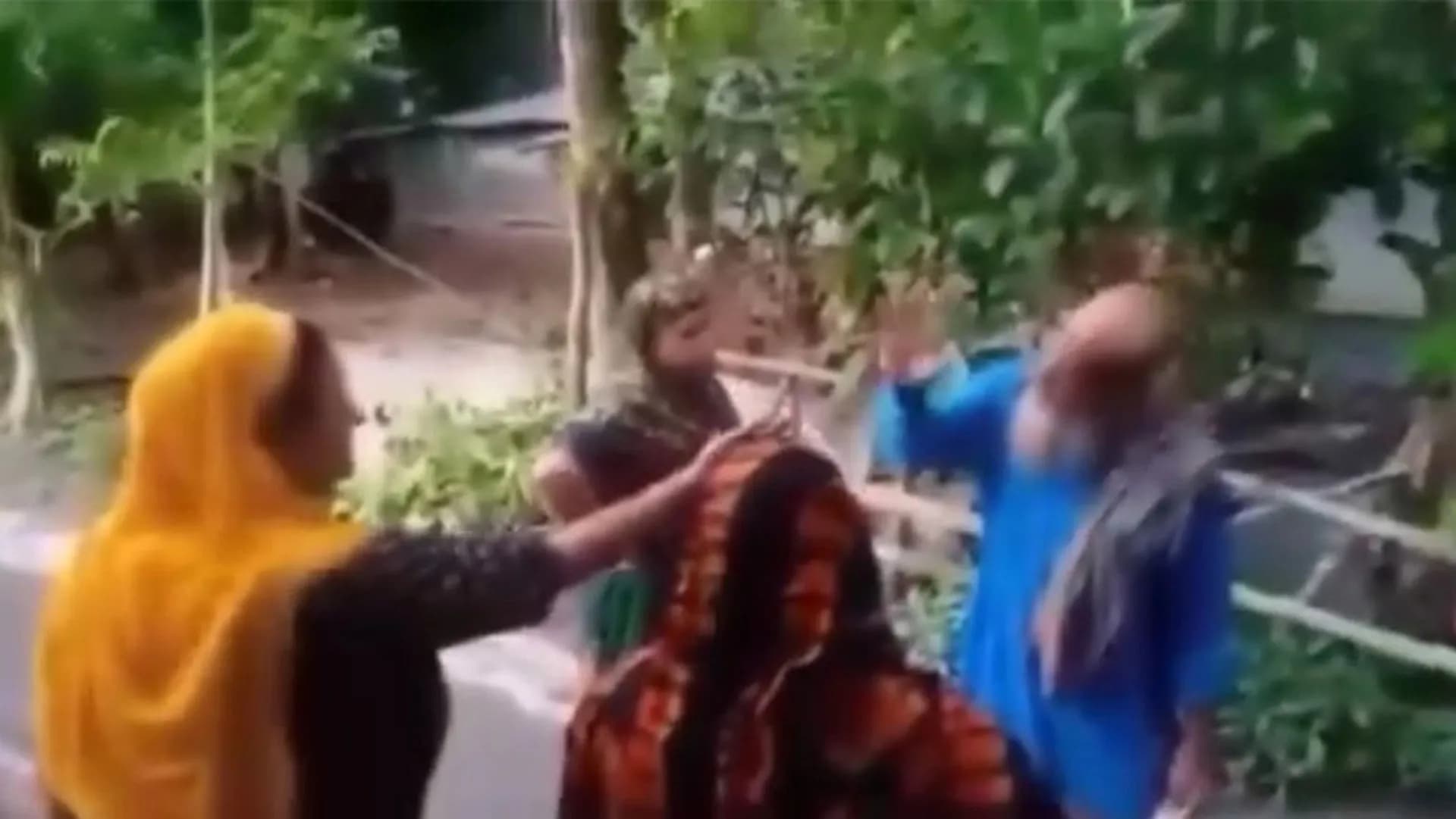 বরিশালে বৃদ্ধকে প্রকাশ্যে হেনস্তা, ভিডিও ভাইরাল