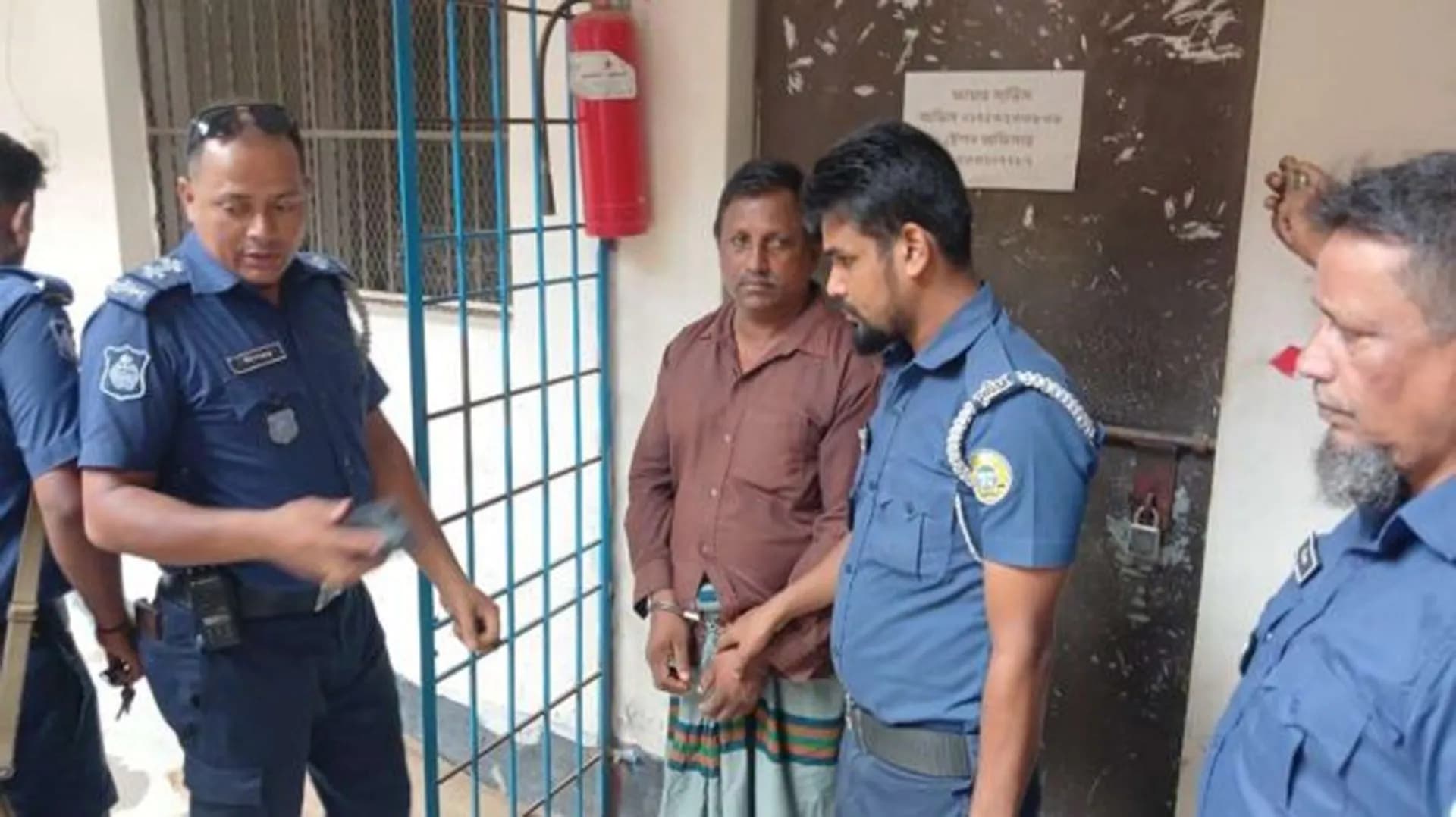  মঠবাড়িয়ায় দেশীয় অস্ত্রসহ আওয়ামী লীগ নেতা গ্রেপ্তার