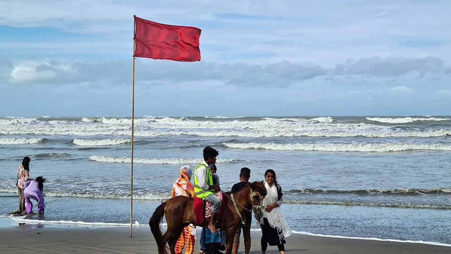 দেশের চার সমুদ্রবন্দরে ৩ নম্বর সতর্ক সংকেত