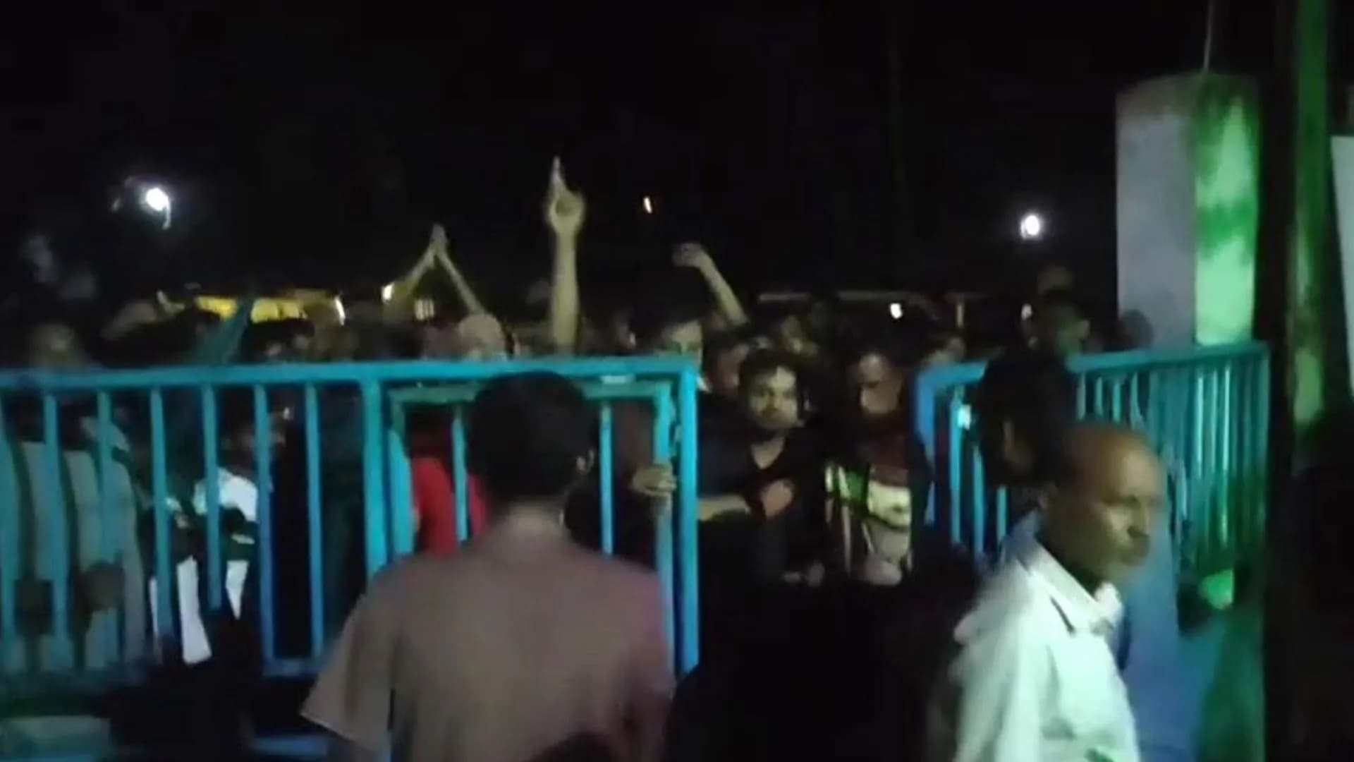 আটক কর্মীকে ছাড়িয়ে আনতে বিএনপি নেতাকর্মীদের থানা ঘেরাও