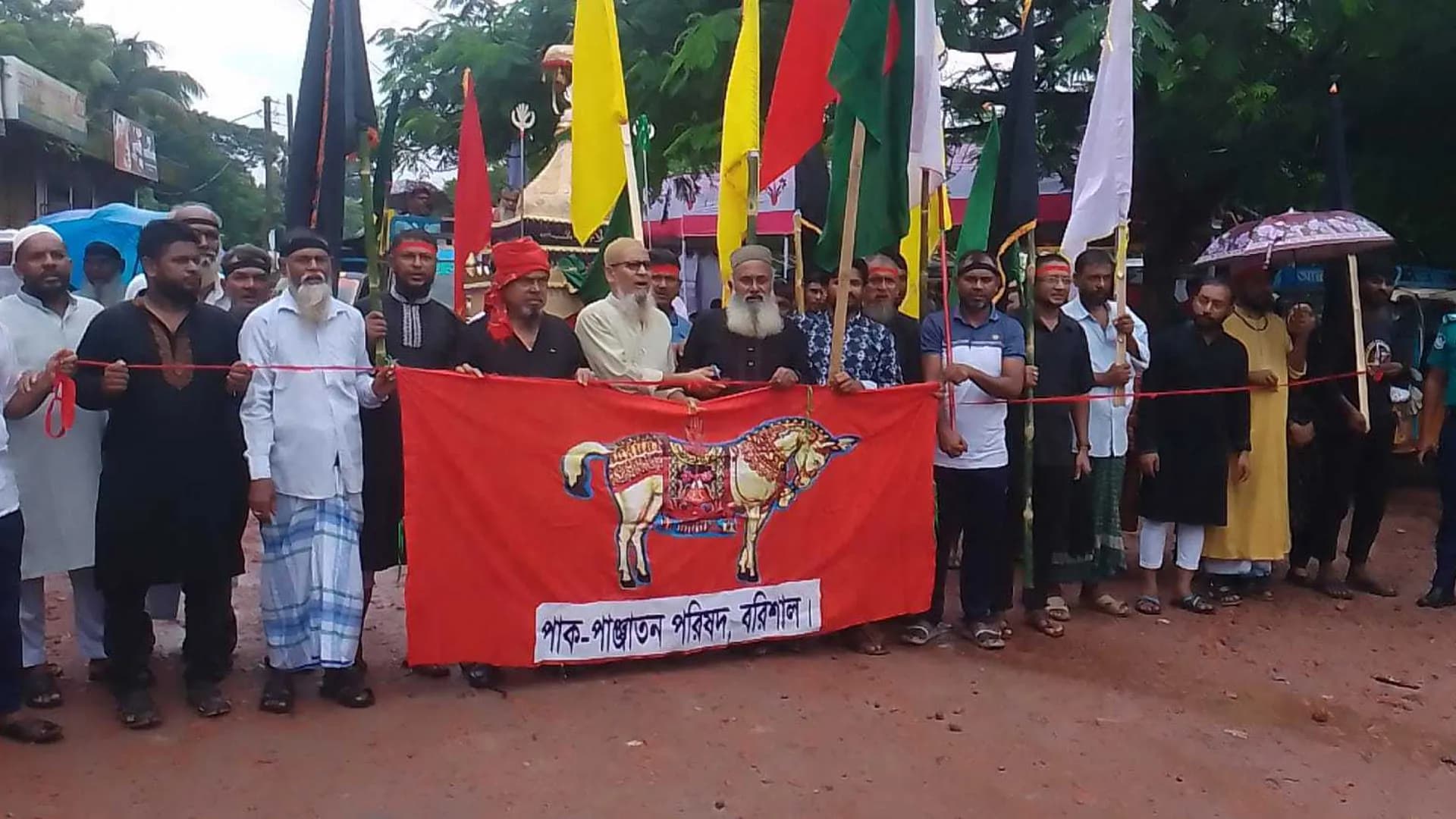 বরিশালে তাজিয়া মিছিল দেখতে জনতার ভিড়