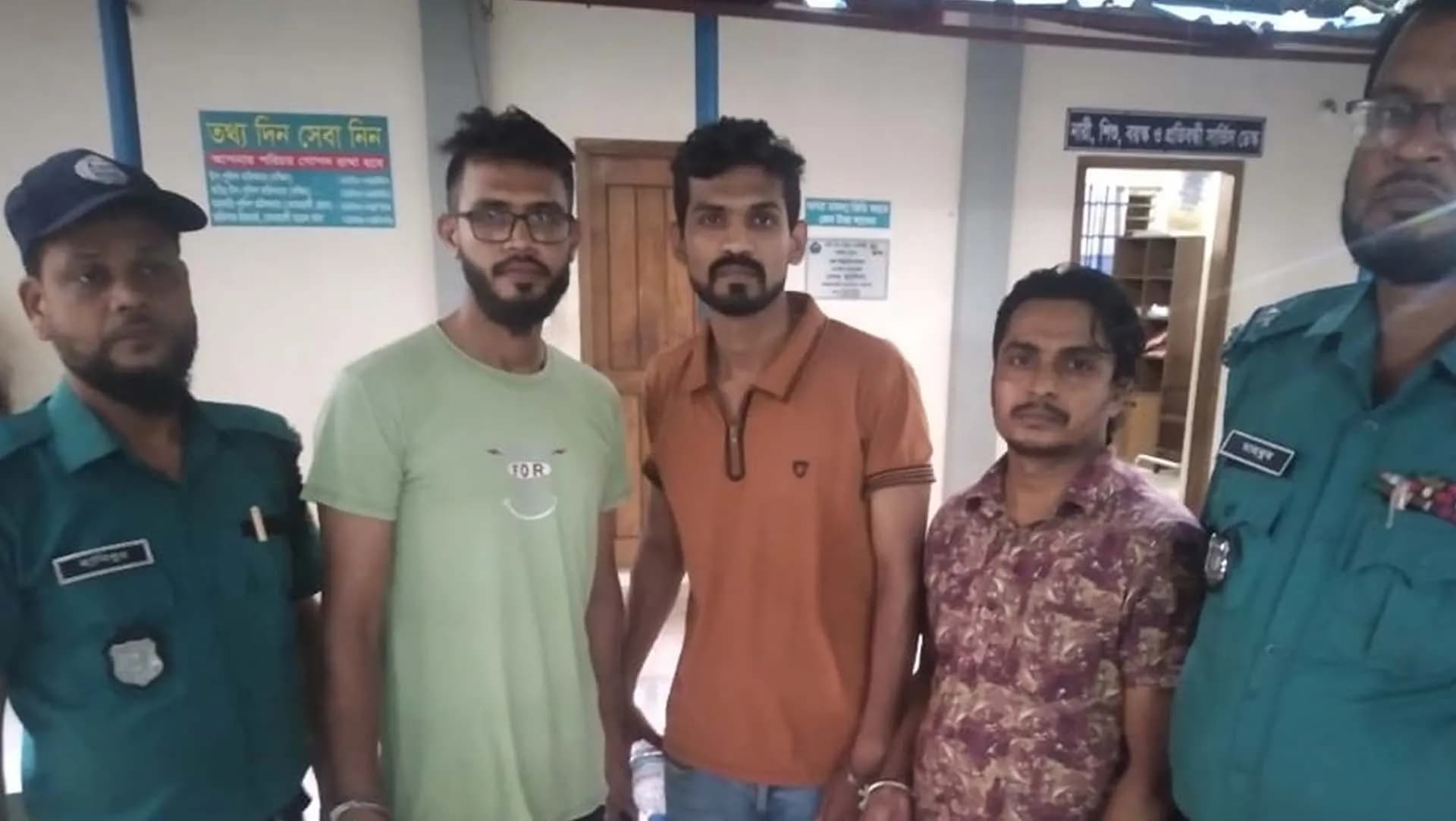 নিষিদ্ধঘোষিত আ’লীগের পোস্টার ছাপিয়ে ব্যবসায়ীসহ গ্রেপ্তার ৩