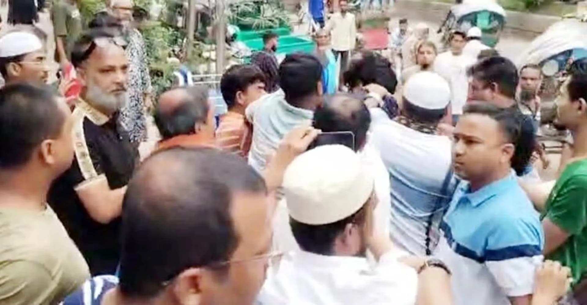 বিএনপি নেতাদের উপস্থিতিতে সাবেক শিবির নেতাকে মারধর