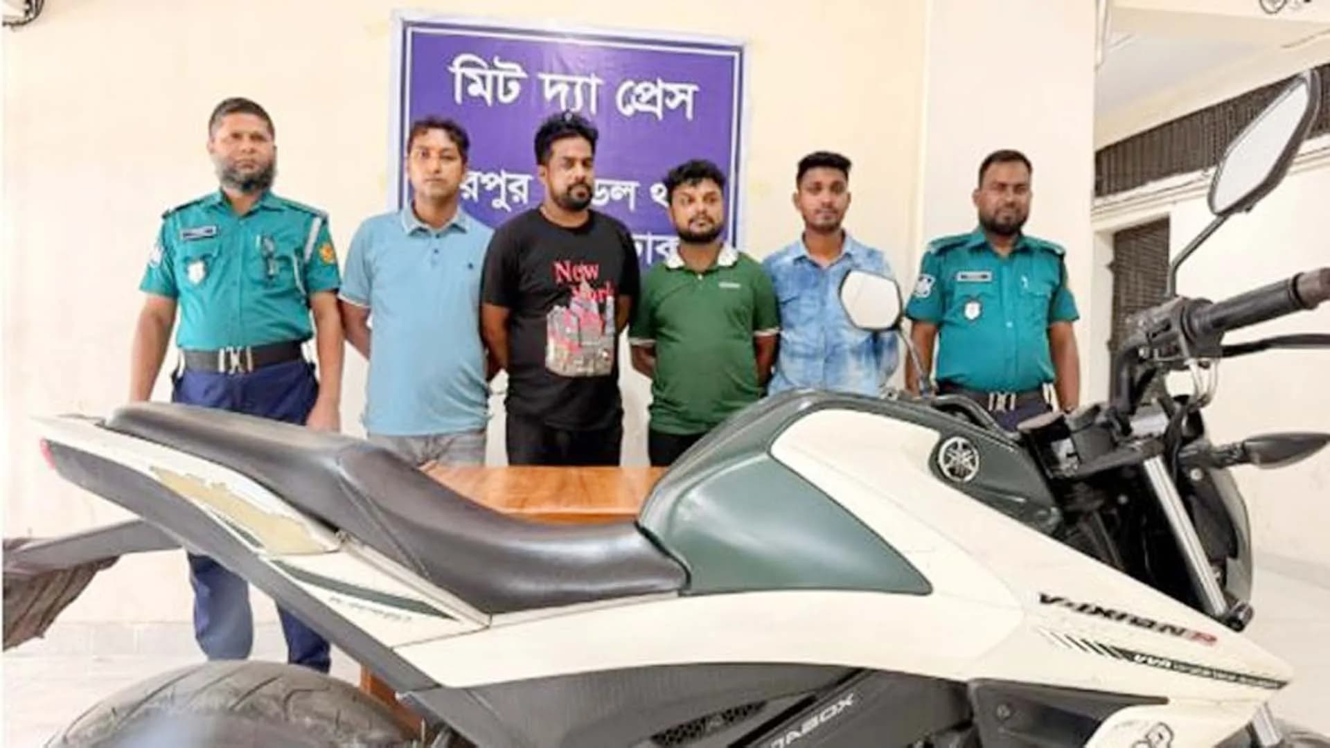 ‘তুই আ’লীগ করিস, বাঁচতে হলে টাকা দে’, হুমকি দিয়ে গ্রেপ্তার ৪