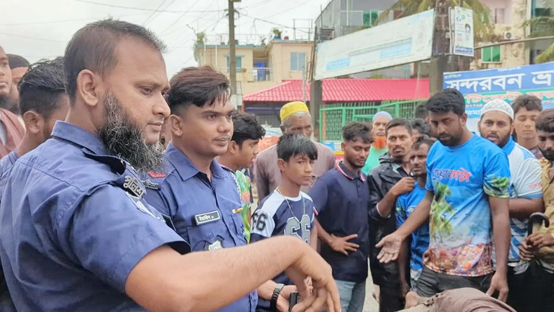 বেসামাল পর্যটকের সমুদ্রে ঝাঁপ, প্রাণে বাঁচালেন ফটোগ্রাফার