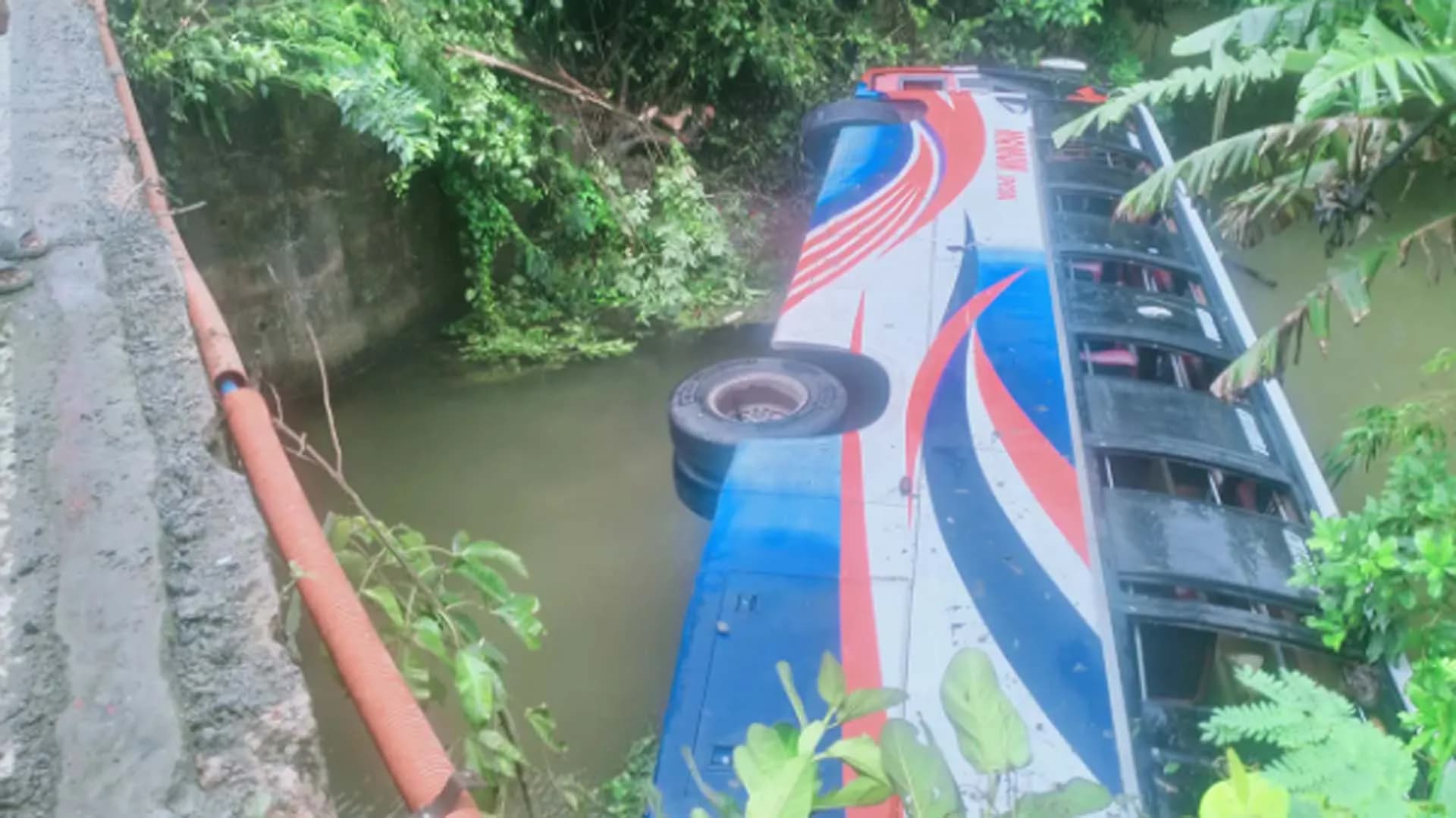 গৌরনদীতে ব্রিজের রেলিং ভেঙে বাস খালে, ২০ যাত্রী আহত 