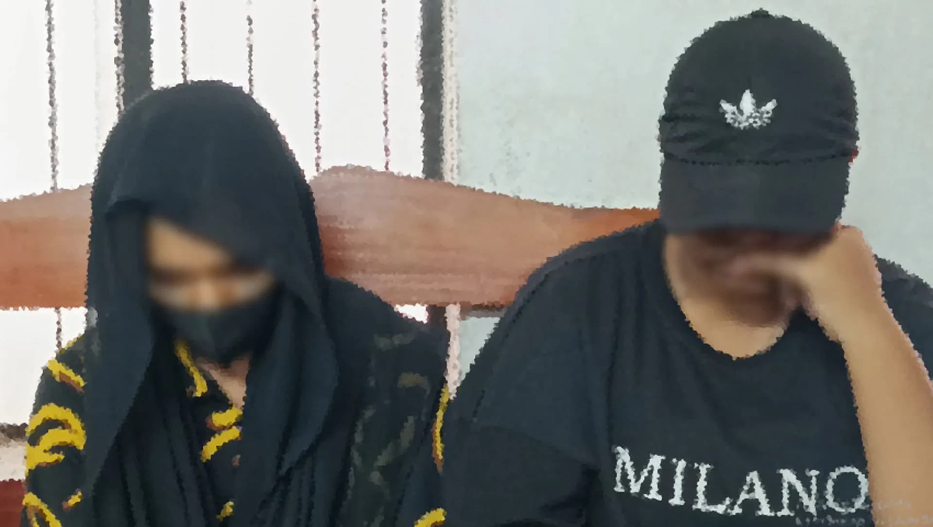 ৪ সন্তানের জননীর প্রেমে তরুণী
