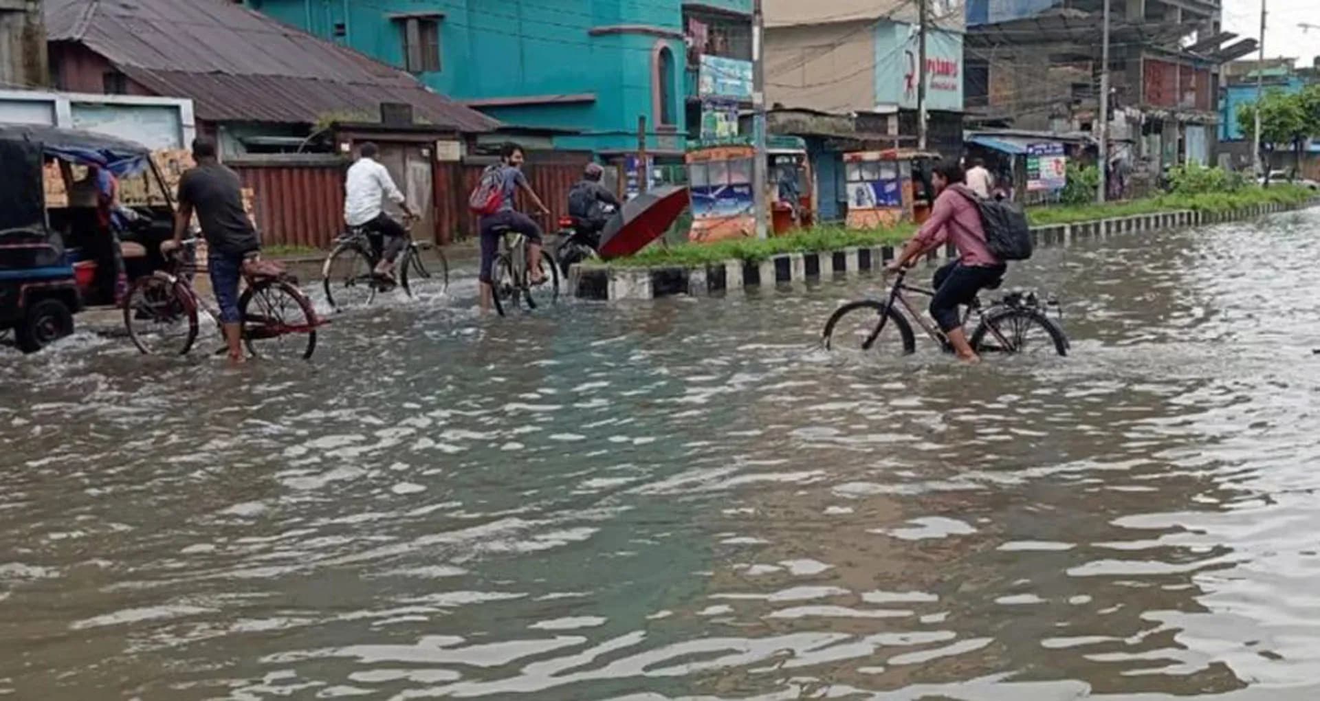 বরিশালে টানা বৃষ্টিতে তলিয়ে গেছে সড়ক, জনজীবনে দুর্ভোগ