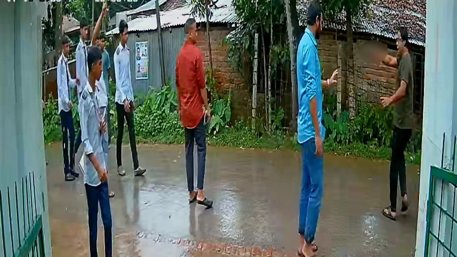 অস্ত্র ঠেকিয়ে স্কুলছাত্রকে অপহরণ