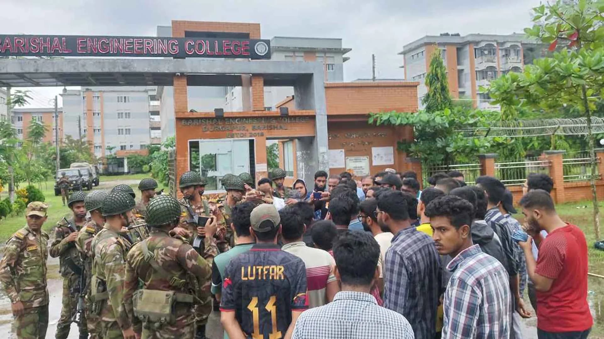 পুলিশের লাঠিচার্জে বরিশাল ইঞ্জিনিয়ারিং কলেজের ২০ শিক্ষার্থী আহত