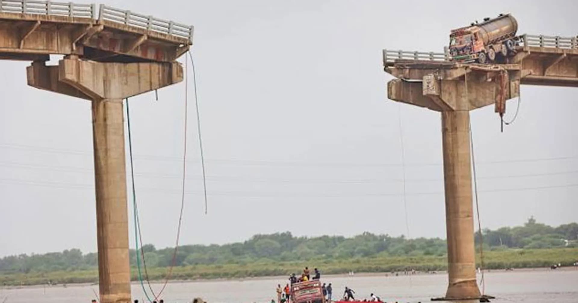 ভারতে সেতু ভেঙে একাধিক গাড়ি নদীতে, নিহত ৯