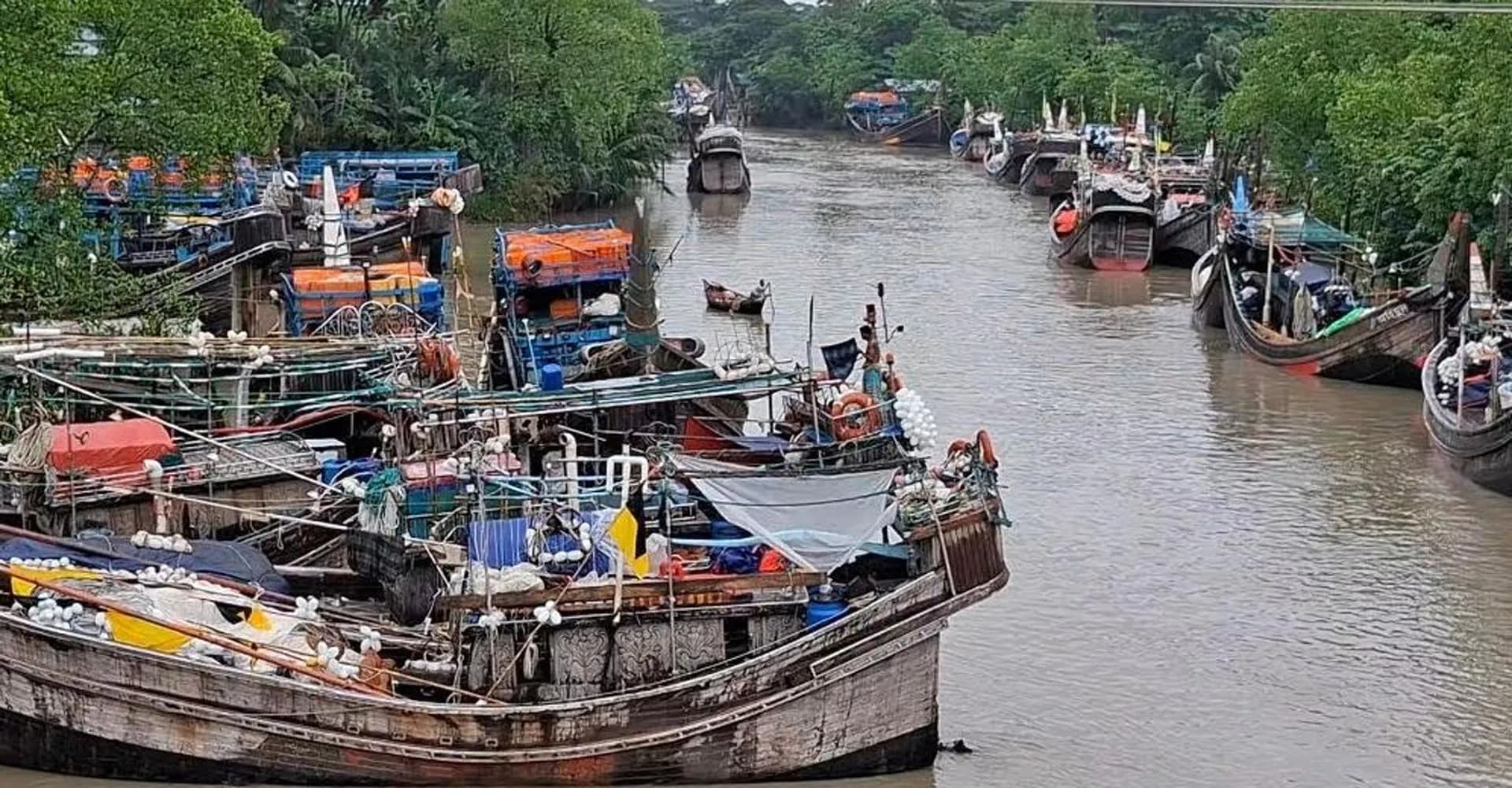 বৈরী আবহাওয়ায় সাগর উত্তাল মাছ ধরতে যেতে পারছে না, জেলেদের মাথায় হাত