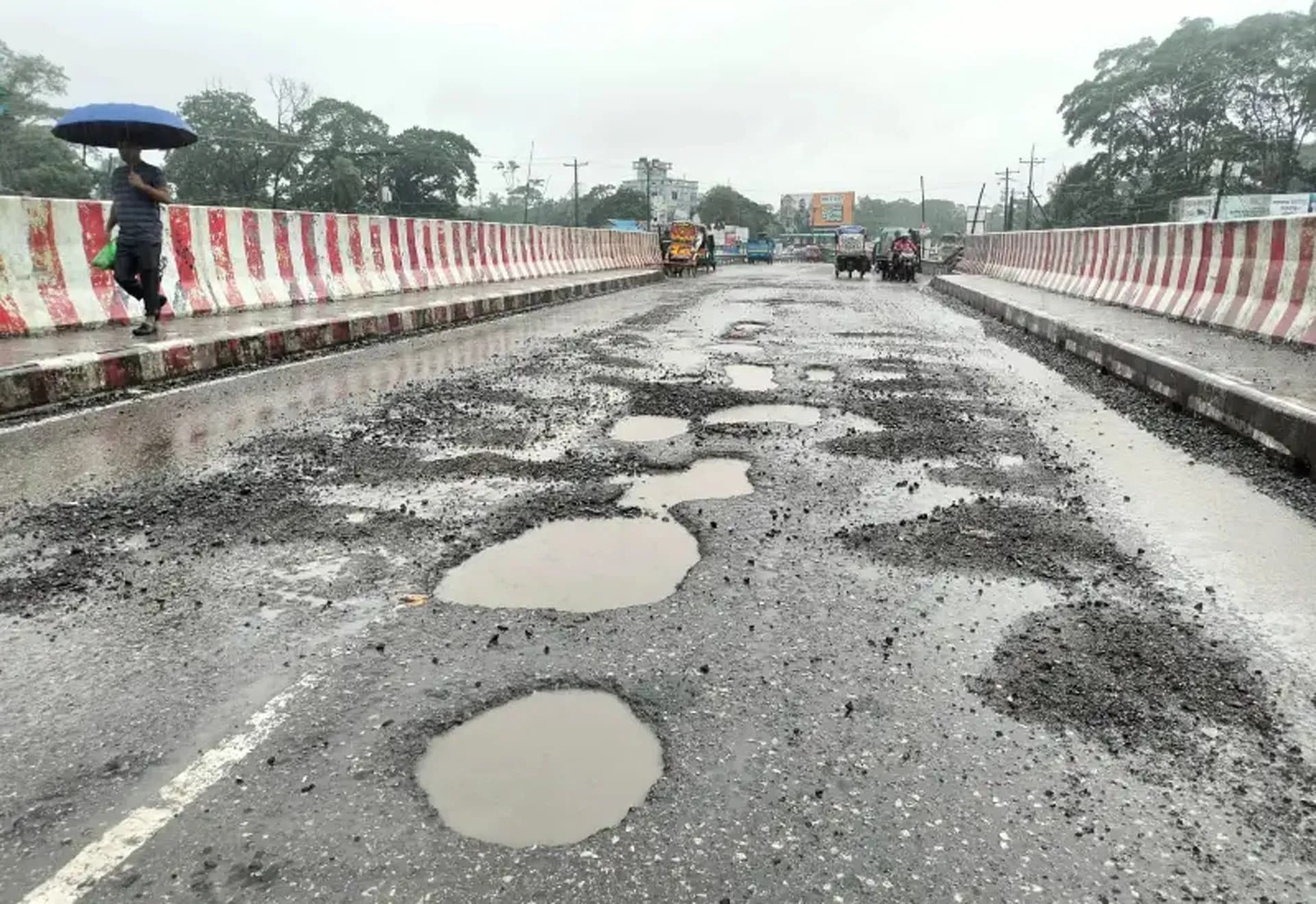 টানা বর্ষণে ঢাকা-বরিশালের মহাসড়কে খানাখন্দ