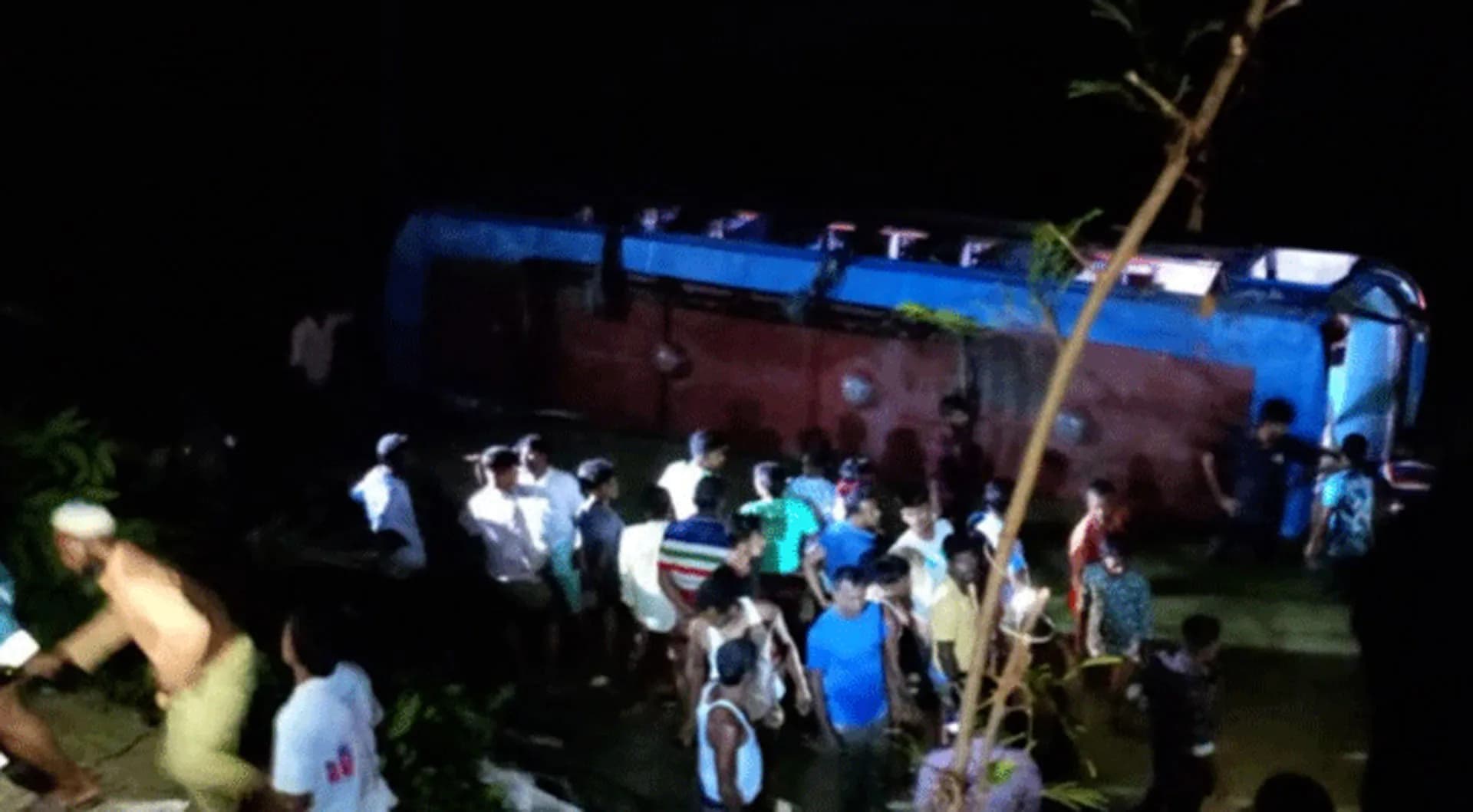 বৌভাতের দাওয়াত খেয়ে ফেরার পথে বাস পুকুরে: নিহত বেড়ে ৩ 
