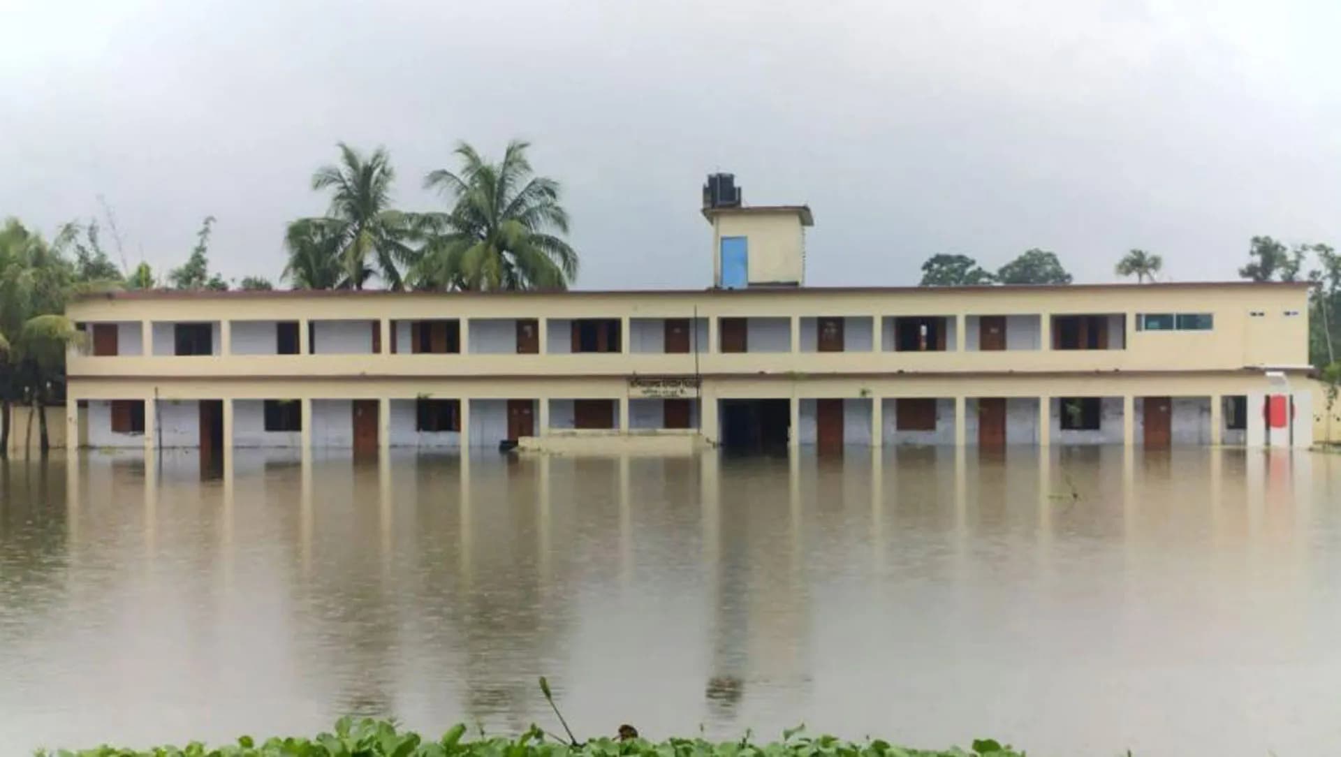 শিক্ষাঙ্গনে কোমরসমান পানি, ভেজা কাপড়ে পরীক্ষা দিচ্ছে শিক্ষার্থীরা