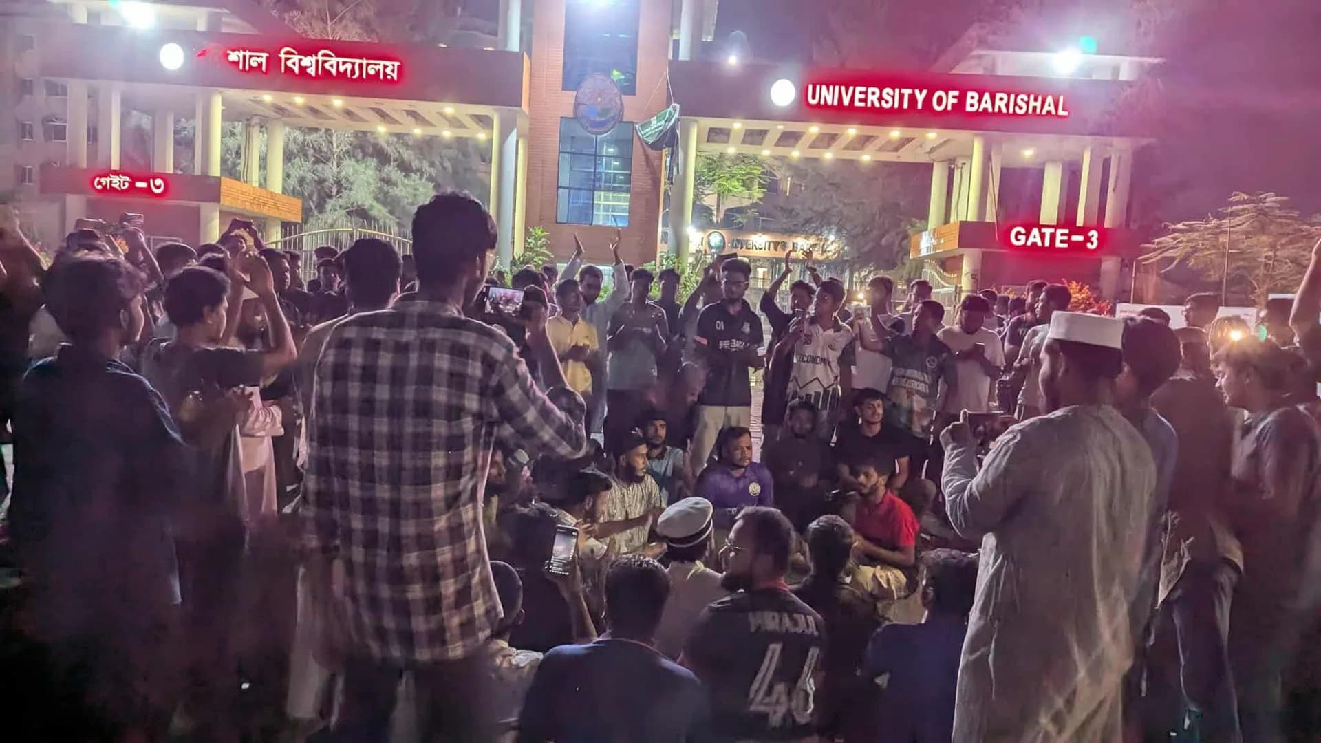 ব্যবসায়ীকে মাথা থেঁতলে হত্যার প্রতিবাদে বরিশালে বিক্ষোভ
