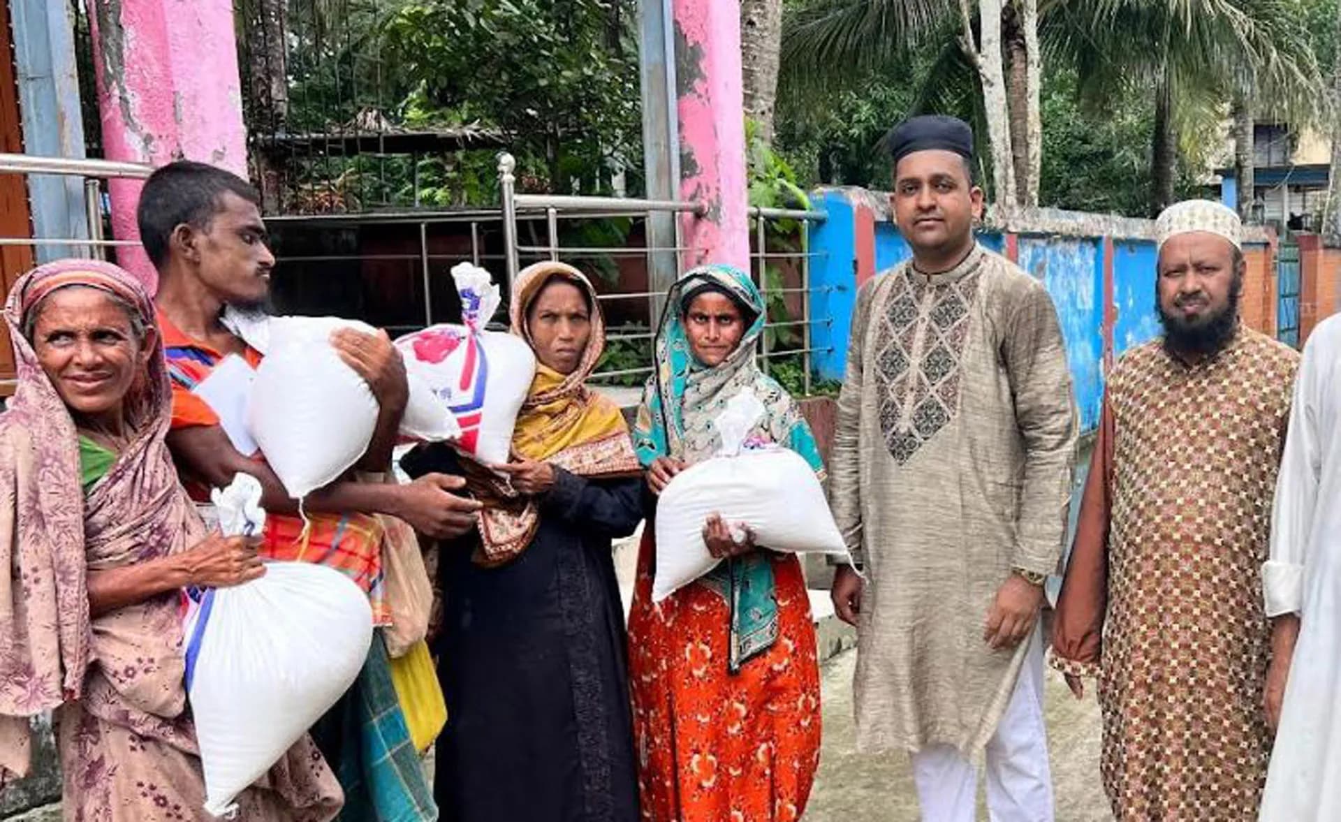 বাউফলে অসহায় নারী-পুরুষকে মানবিক সহায়তা দিলেন ইউএনও
