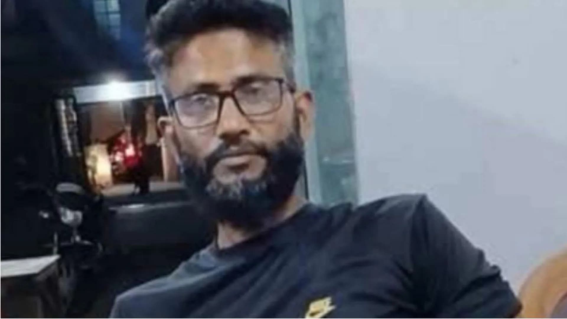 বেতন দেওয়ার কথা বলে ডেকে নিয়ে নারী কর্মচারীকে ধর্ষণ