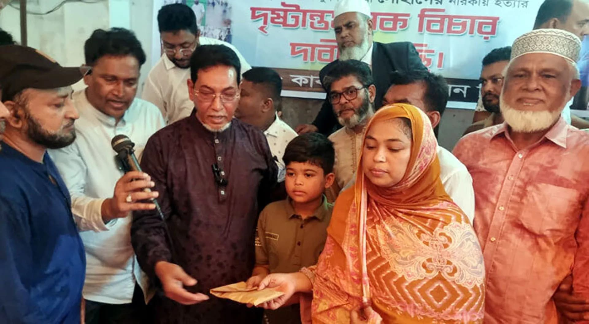 বিএনপির অর্থ সহায়তা পেলেন নিহত সোহাগের পরিবার