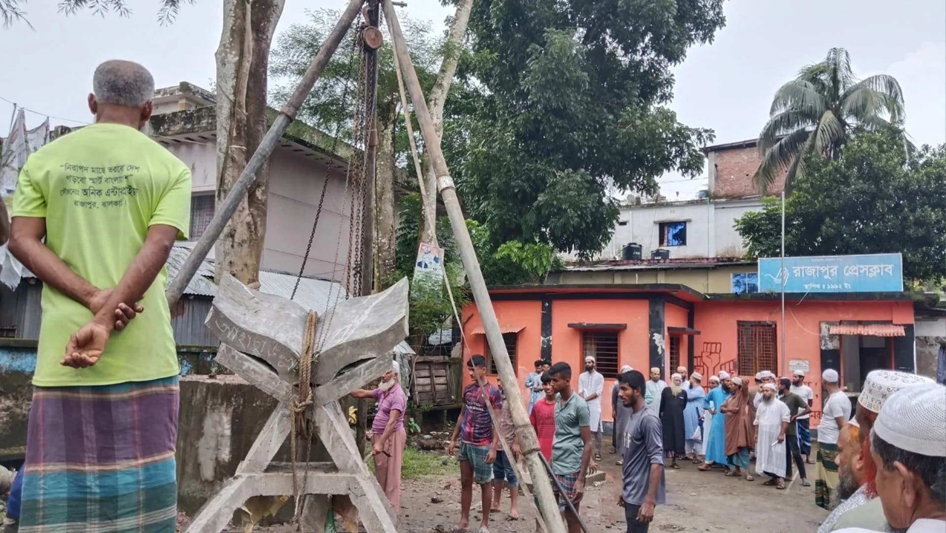 ঝালকাঠিতে মুক্তিযুদ্ধের ভাস্কর্য ভেঙে কোরআনের ভাস্কর্য স্থাপন