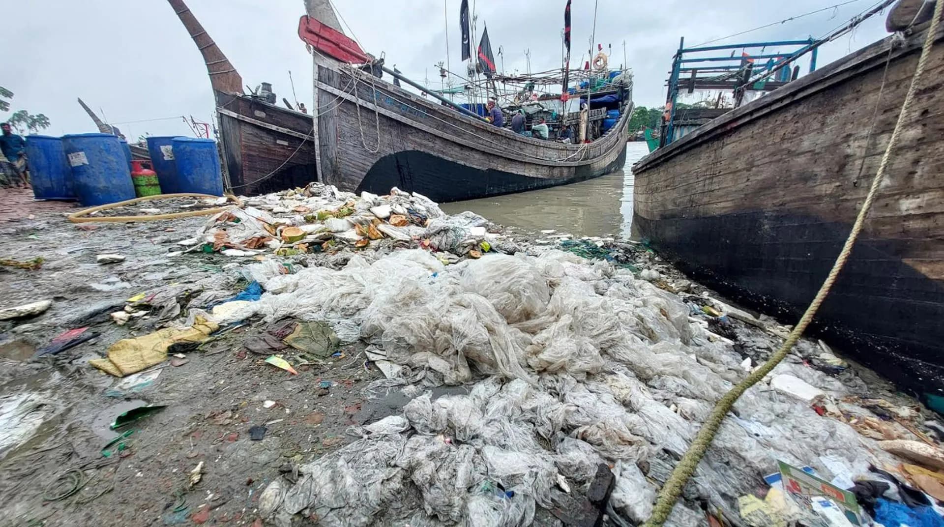 নদীর পেটের প্লাস্টিক ও পলিথিন গিলছে সাগর 