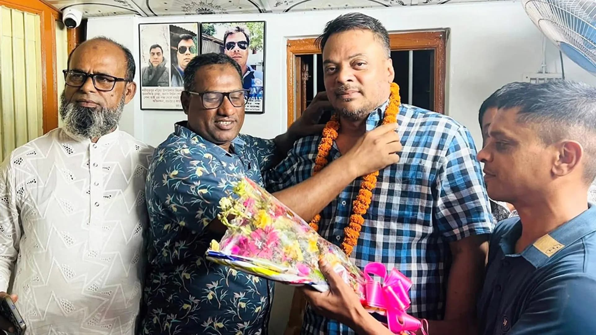 বিএনপি নেতার গলায় মালা পরানো সেই ওসিকে গোপালগঞ্জে বদলি