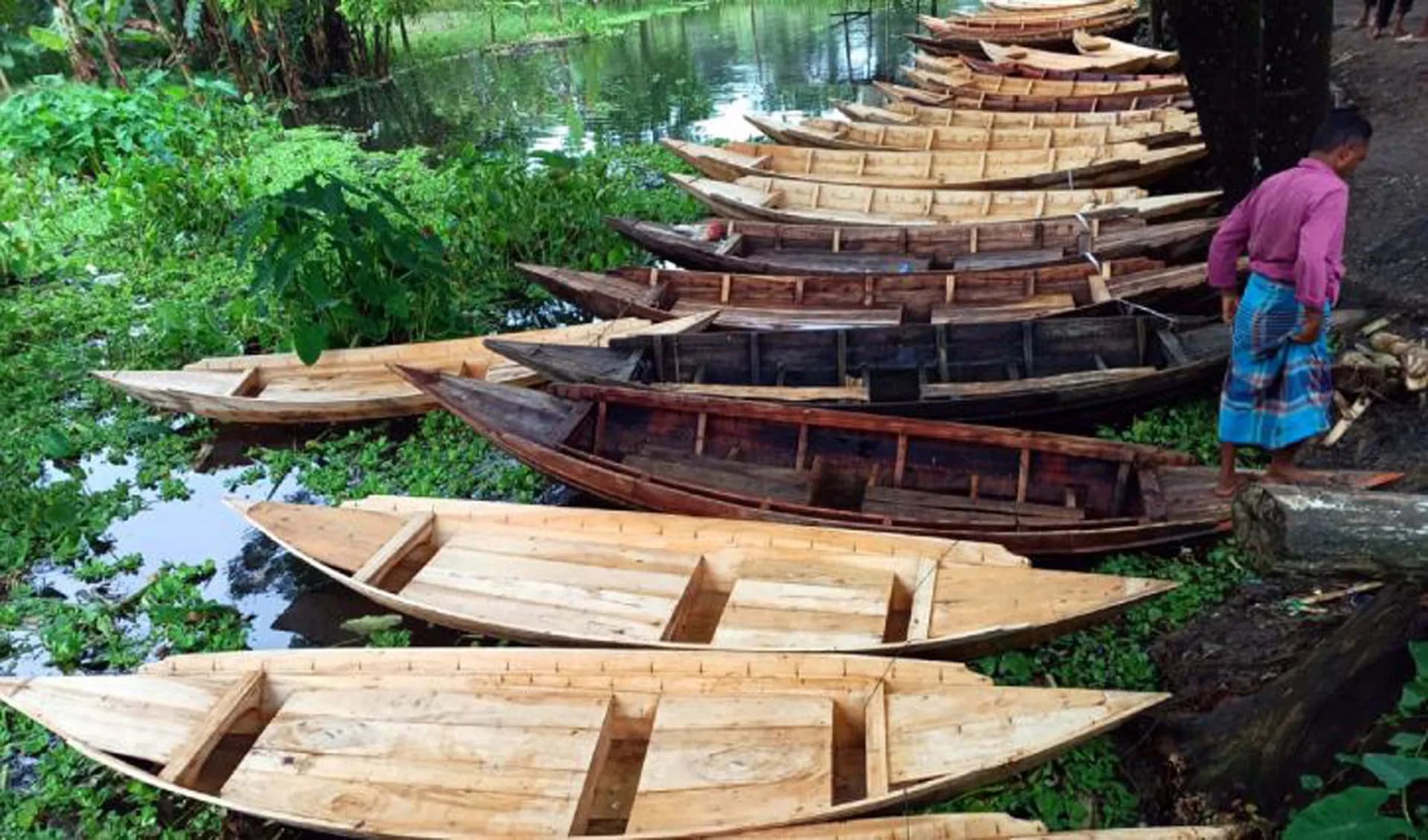 আগৈলঝাড়ায় জমজমাট নৌকা বিক্রির হাট