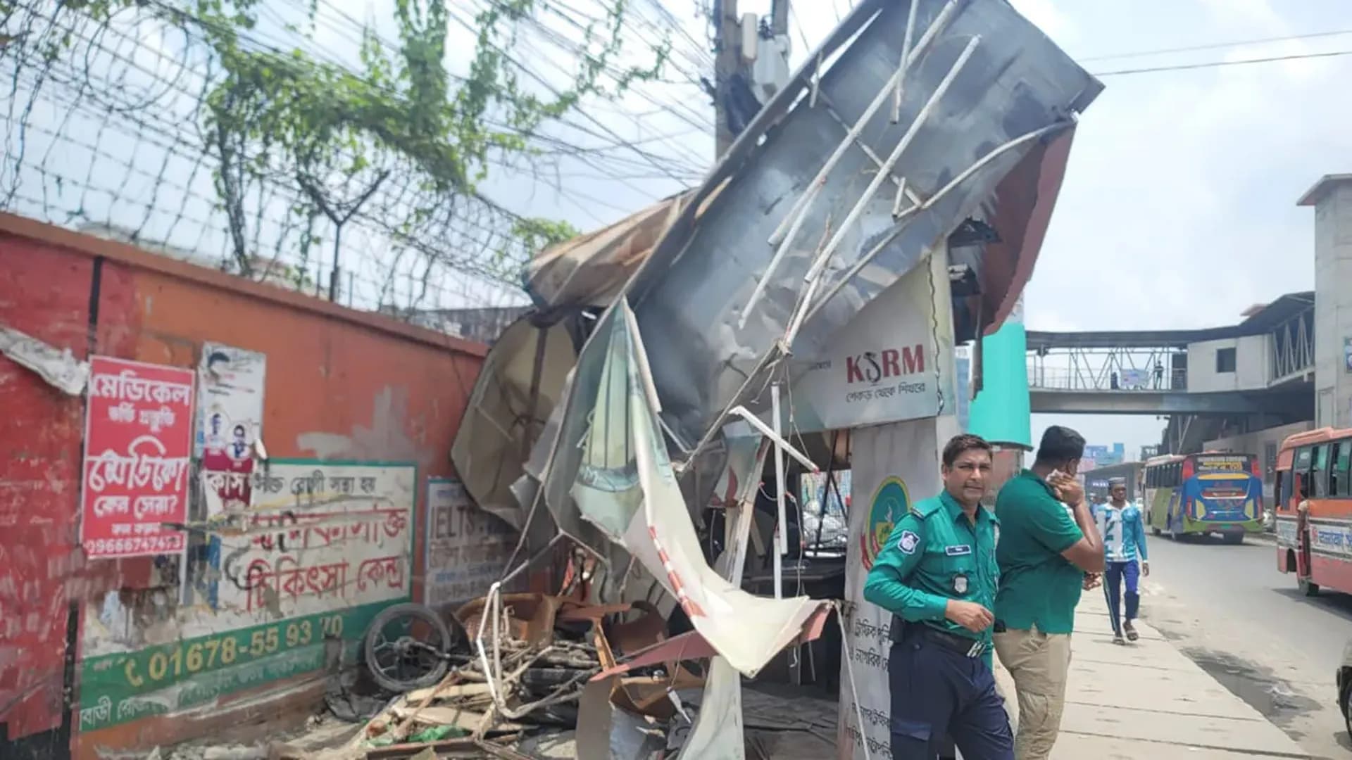 ট্রাফিক বক্সে ট্রাকের ধাক্কা, আহত ২ পুলিশ সদস্য 
