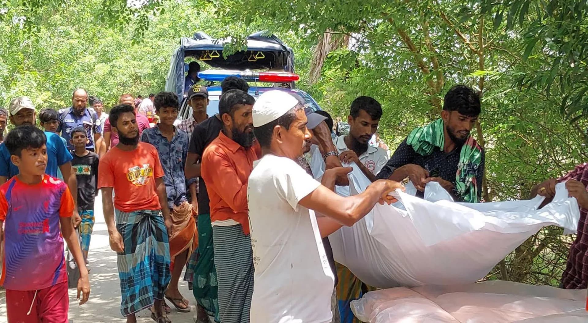 মোবাইল দেখতে নিষেধ করায় গলায় ফাঁস দিয়ে গৃহবধূর আত্মহত্যা