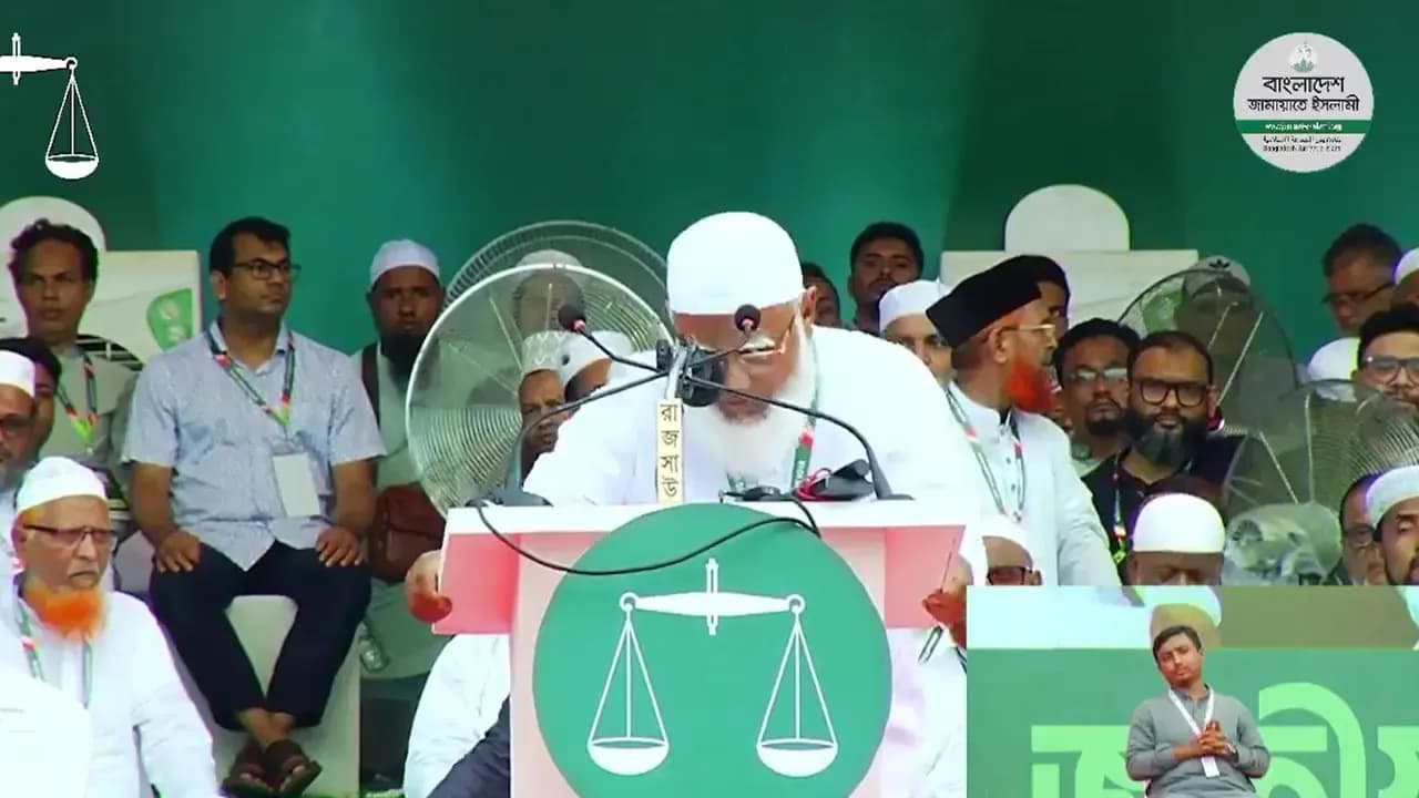 বক্তব্য দিতে গিয়ে অসুস্থ হয়ে মঞ্চে পড়ে গেলেন জামায়াত আমির