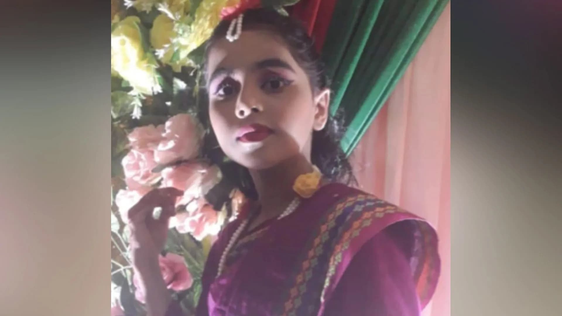 টেবিলে বই খোঁজার সময় শিশুর কপালে সাপের কামড়