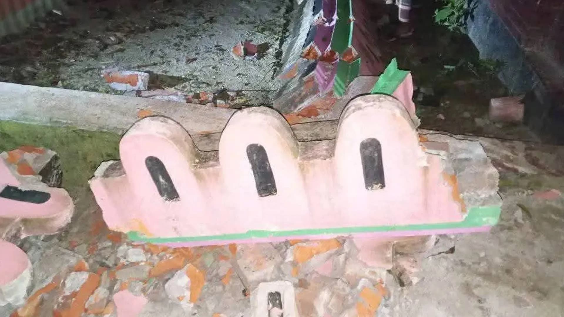 মসজিদের রেলিং ভেঙে প্রাণ গেল মুসল্লির
