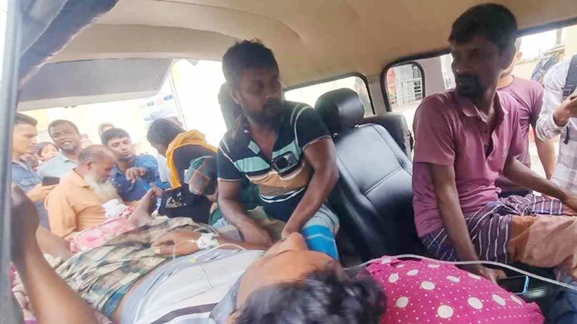 বঙ্গোপসাগরে ২ ট্রলারে ডাকাতি, জেলে গুলিবিদ্ধ