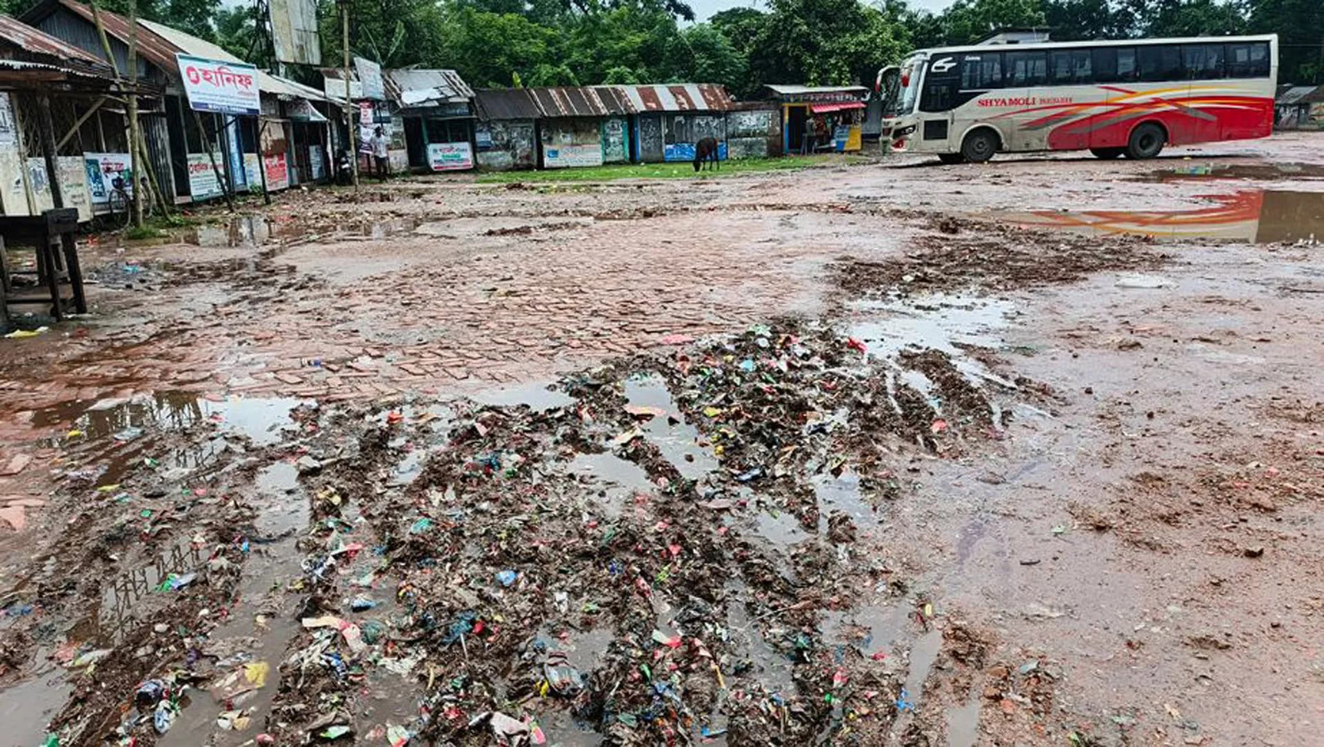 খানাখন্দে ভরা ঝালকাঠি বাসস্ট্যান্ড, যাত্রীদের দুর্ভোগ