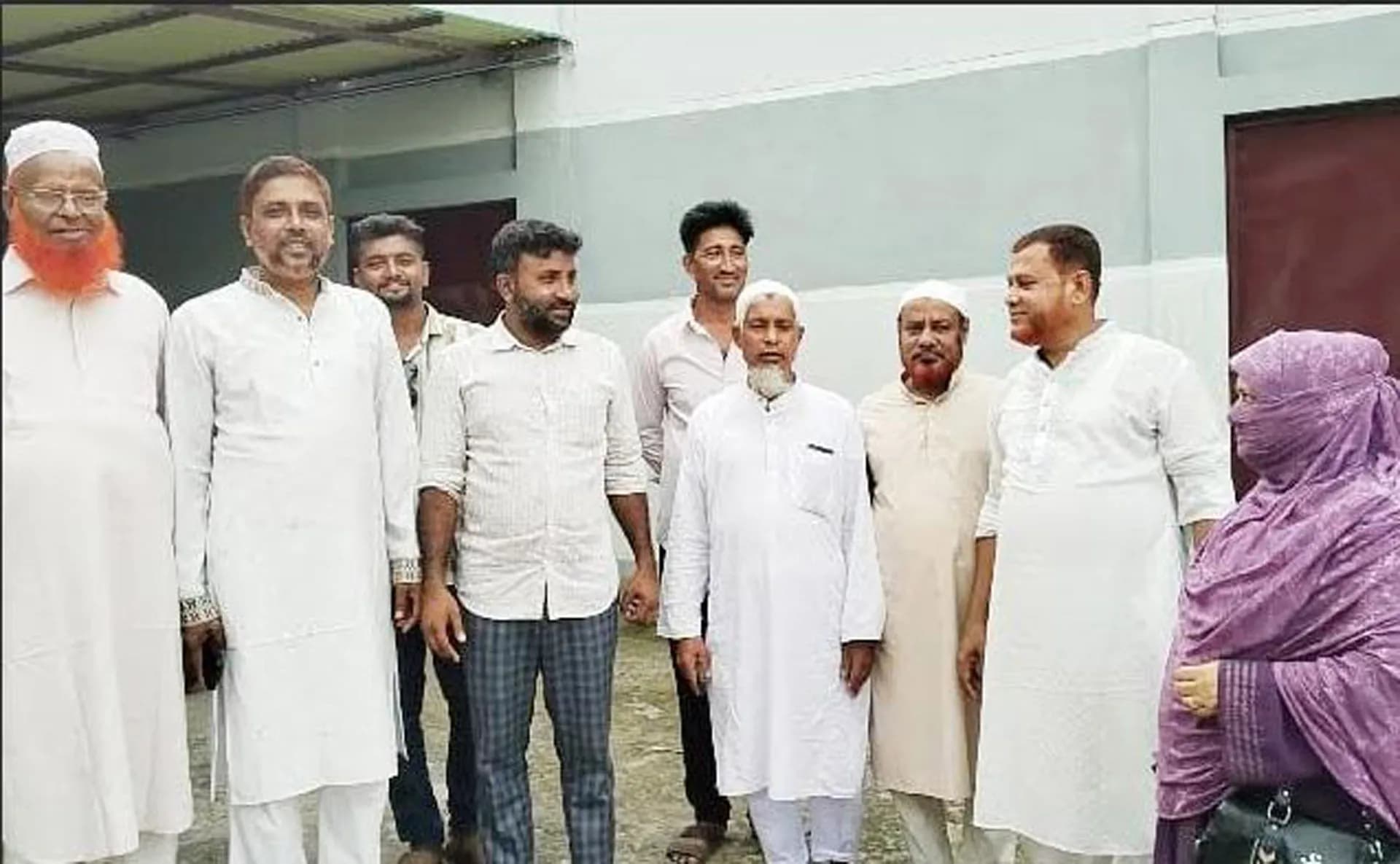 লালমোহনে চেয়ারম্যানের বিরুদ্ধে ইউপি সদস্যদের স্বাক্ষী 
