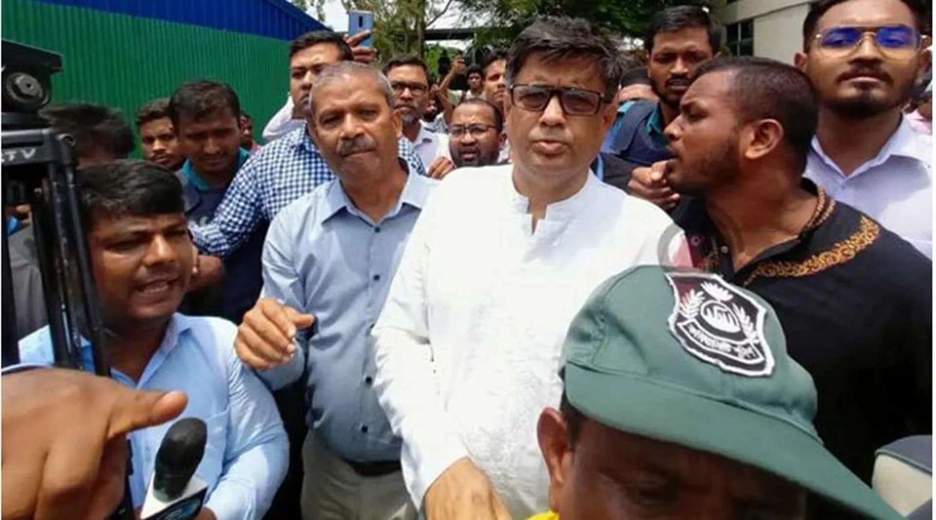 মাইলস্টোন কলেজে অবরুদ্ধ দুই উপদেষ্টা