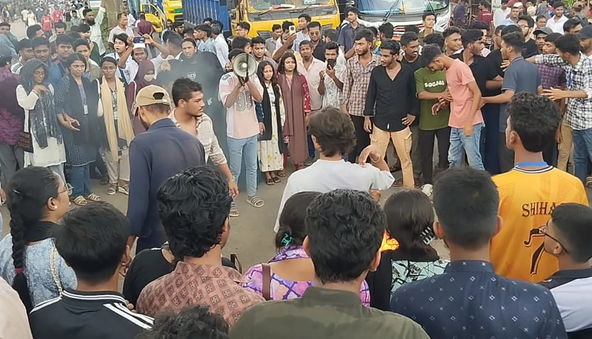 বরিশাল-ঢাকা মহাসড়ক অবরোধ করে শিক্ষার্থীদের বিক্ষোভ