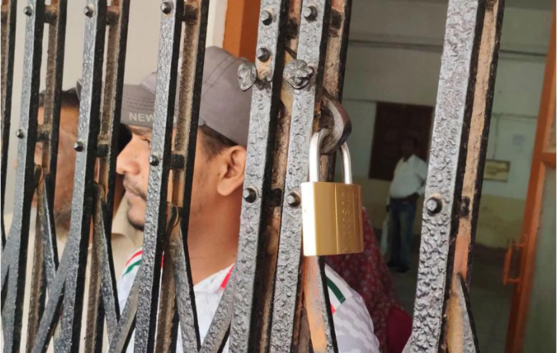 কুমিল্লা শিক্ষাবোর্ডে তালা দিয়ে শিক্ষার্থীদের বিক্ষোভ