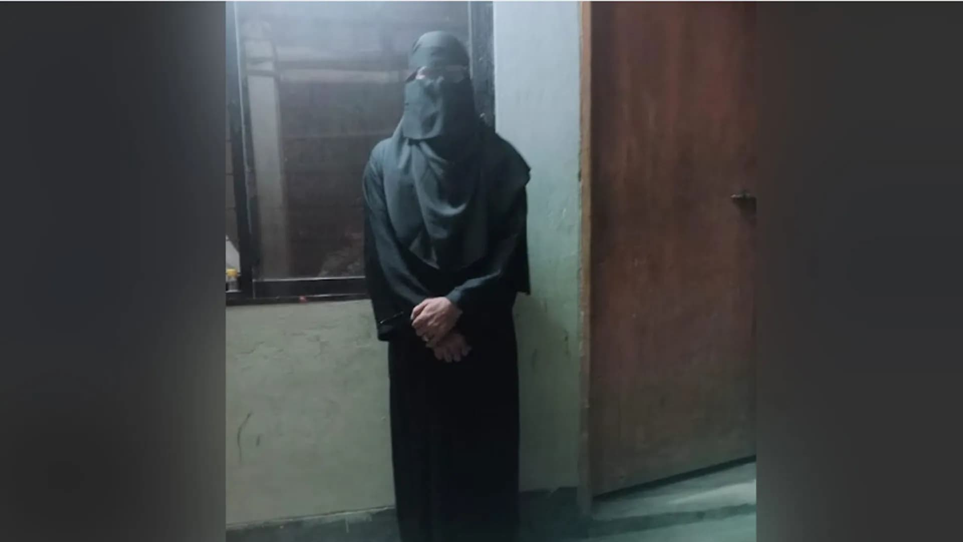 পুলিশি তল্লাশিতে বোরকা খুলতেই মেয়ে হয়ে গেল ছেলে!