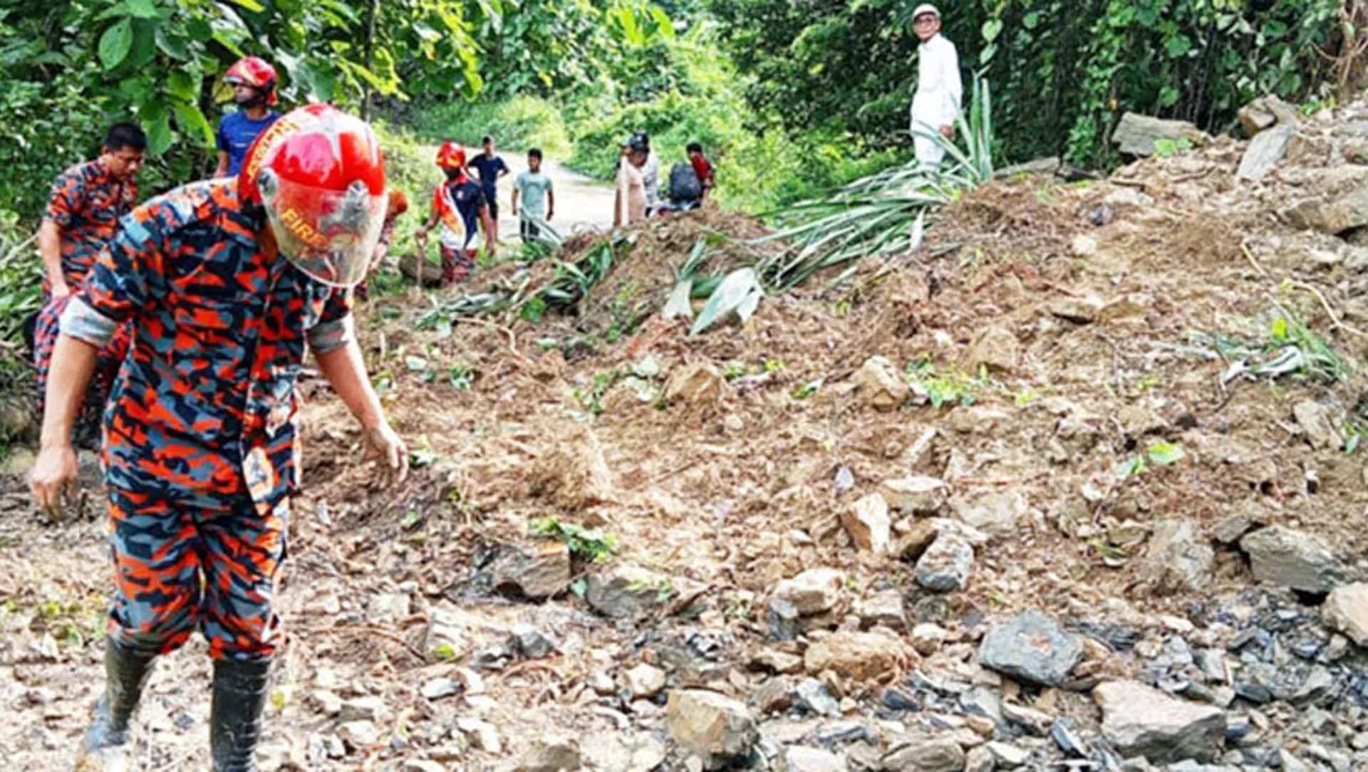 সাজেকে পাহাড় ধসে যানচলাচল বন্ধ, আটকা ৪ শতাধিক পর্যটক