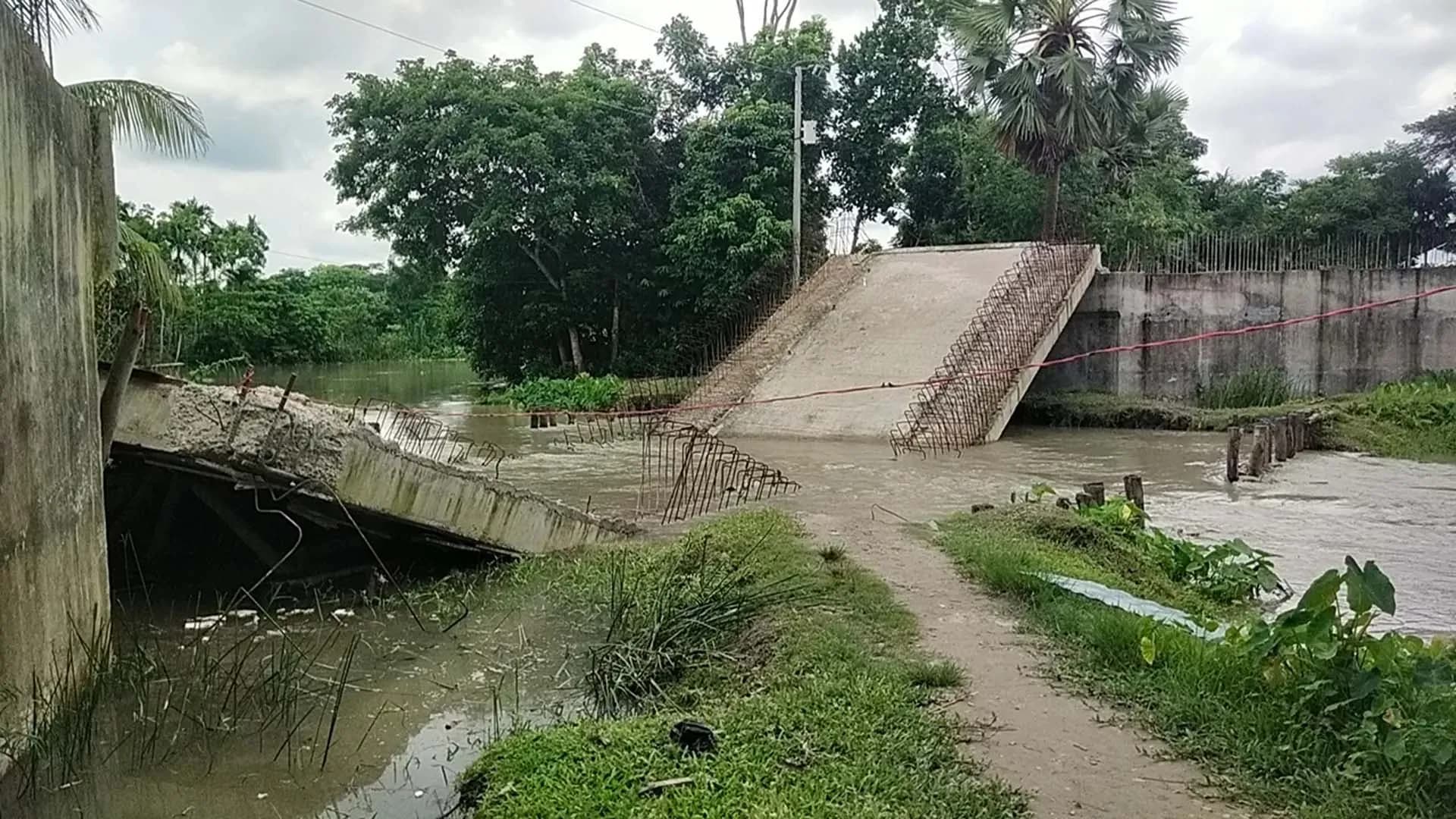 পিরোজপুরে চলাচল শুরুর আগেই ভেঙে পড়ল ৬ কোটি টাকার সেতু