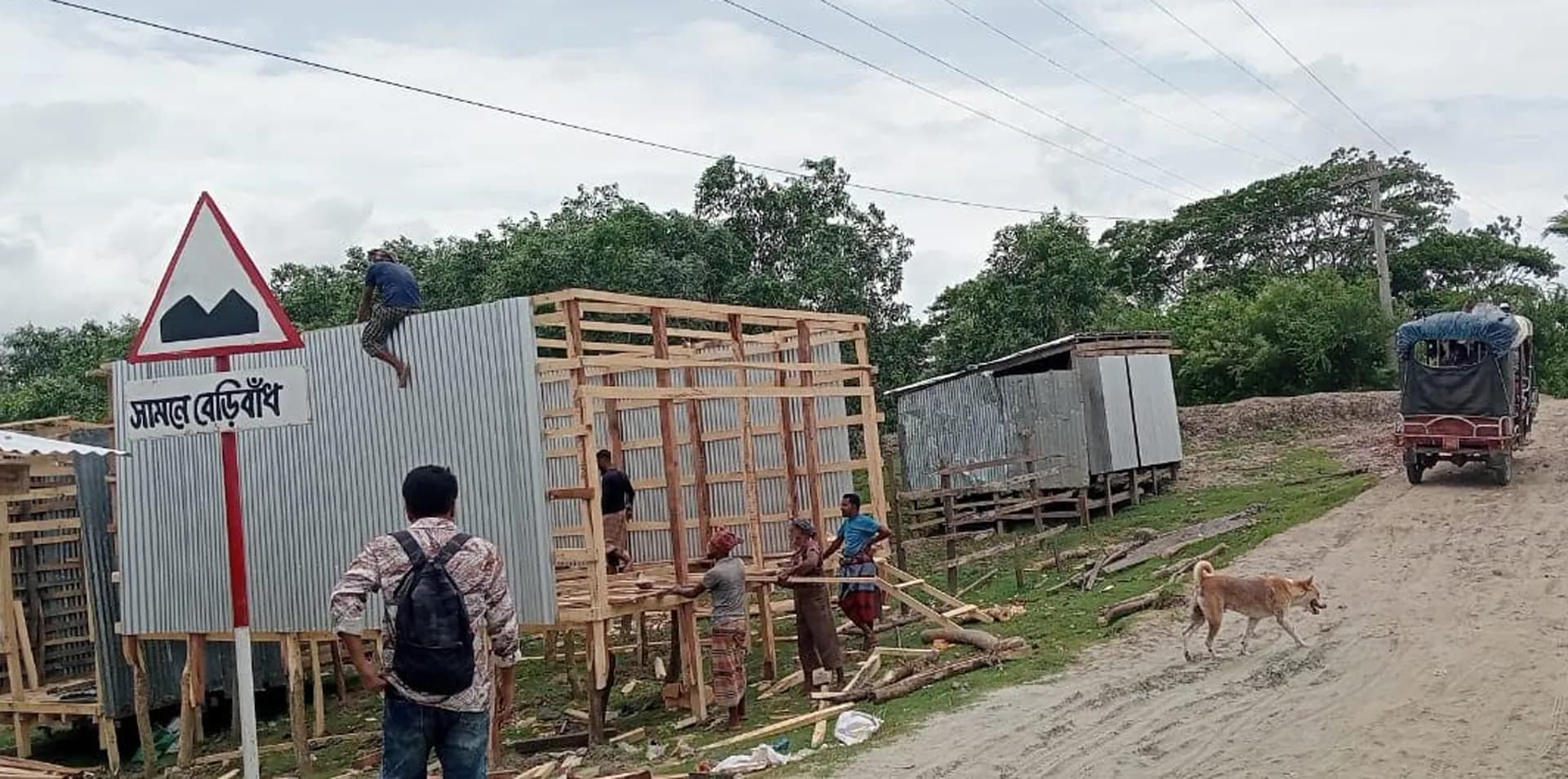 বেড়িবাঁধের সবুজ বেষ্টনী প্রকল্পের গাছ কেটে দোকান ঘর নির্মাণ 