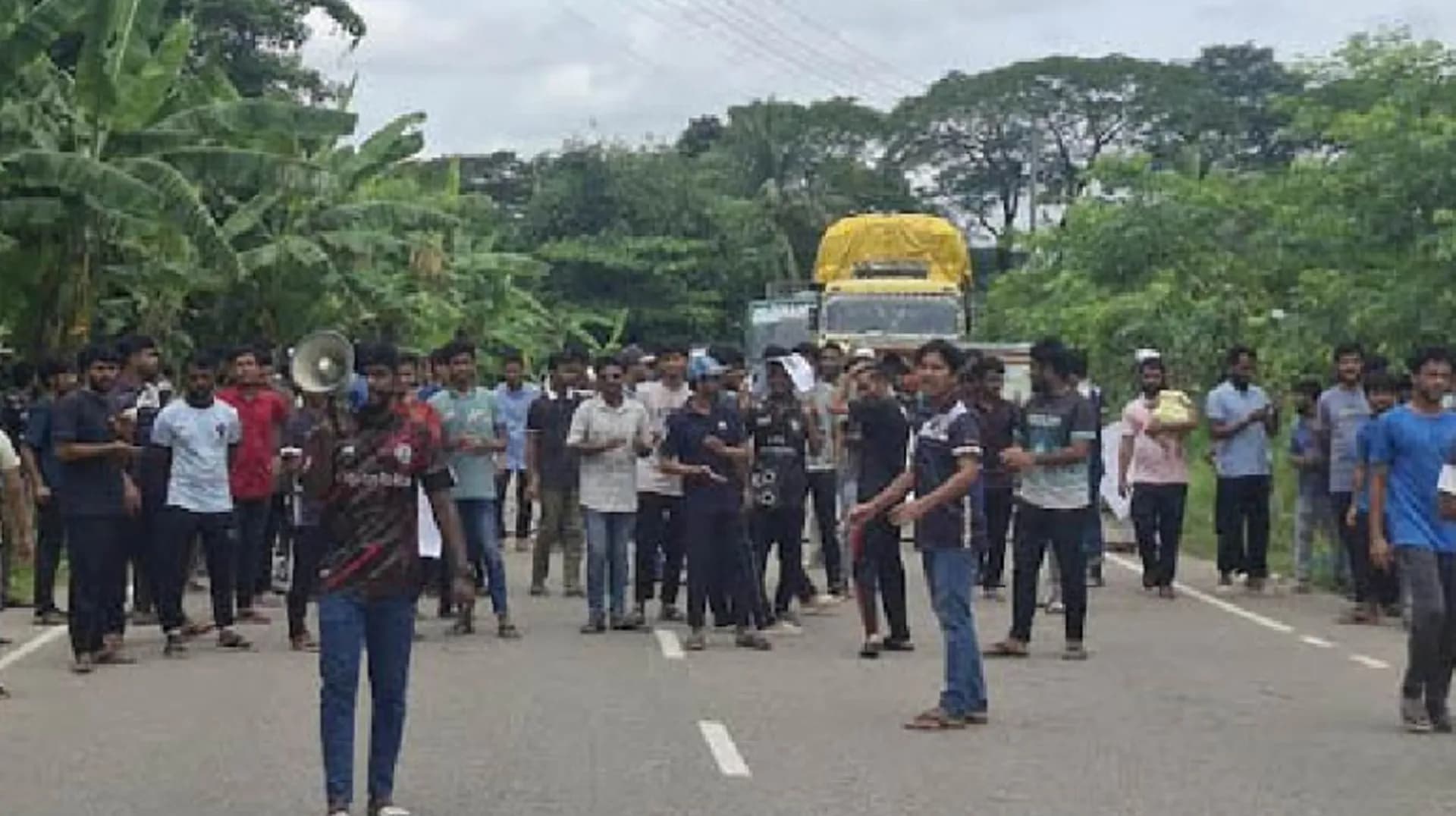 বরিশাল ইঞ্জিনিয়ারিং কলেজের শিক্ষার্থীদের মহাসড়ক অবরোধ