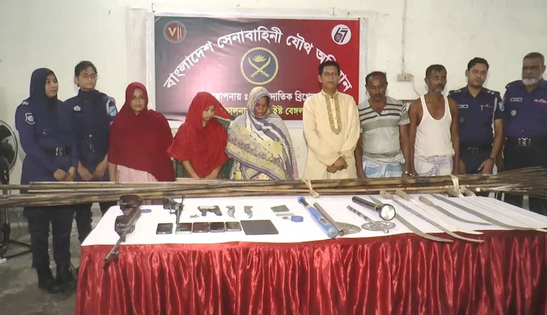যৌথ অভিযানে বিপুল অস্ত্র উদ্ধার: এনসিপি নেতার বাবাসহ আটক ৬