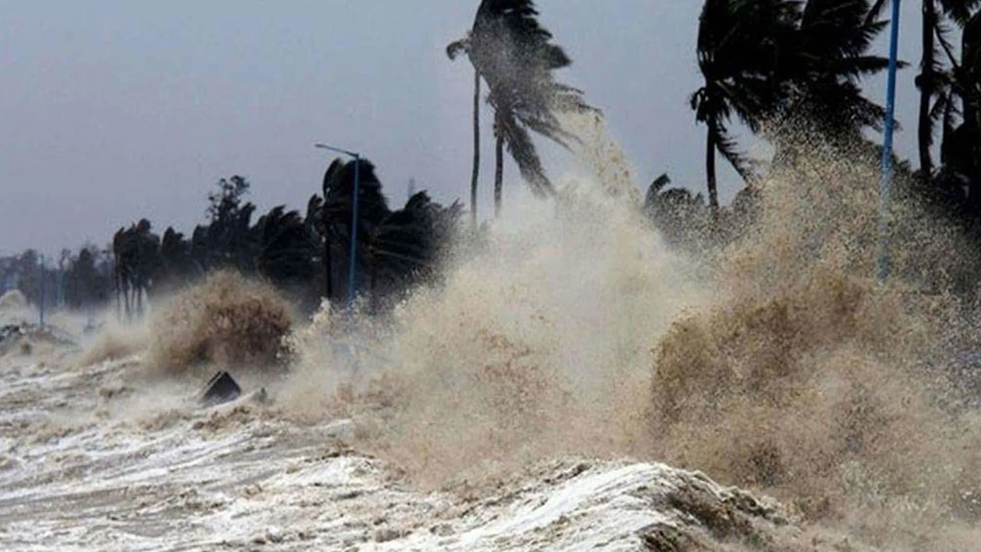 বরিশাল-ভোলা-বরগুনাসহ ১৫ জেলায় ৩ ফুট জলোচ্ছ্বাসের শঙ্কা