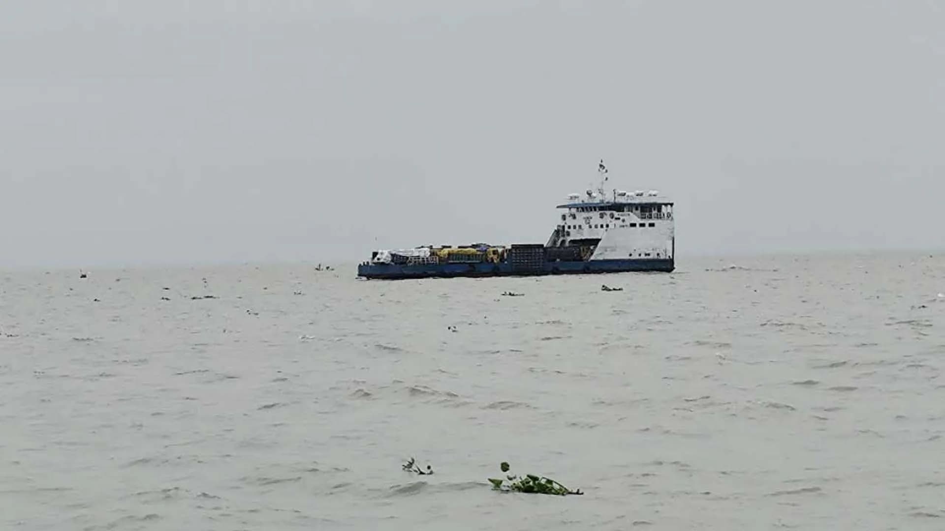 ভোলায় নামতে শুরু করেছে জোয়ারের পানি, স্বাভাবিক ফেরি চলাচল